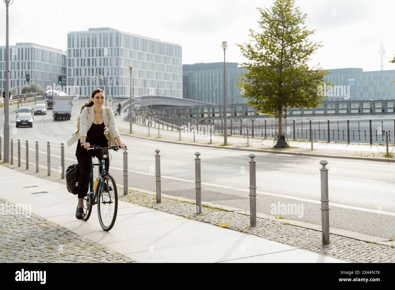 Geschäftsfrau pendelt mit dem Fahrrad in der Stadt Stockfoto