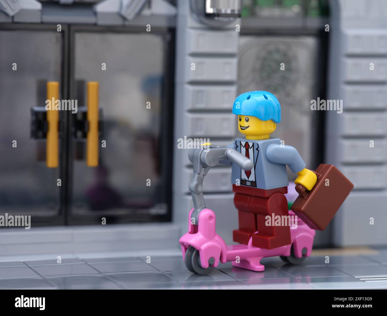 Tambow, Russische Föderation - 30. Juni 2024 Ein Lego-Geschäftsmann, der mit dem Roller pendelt. Nahaufnahme. Stockfoto