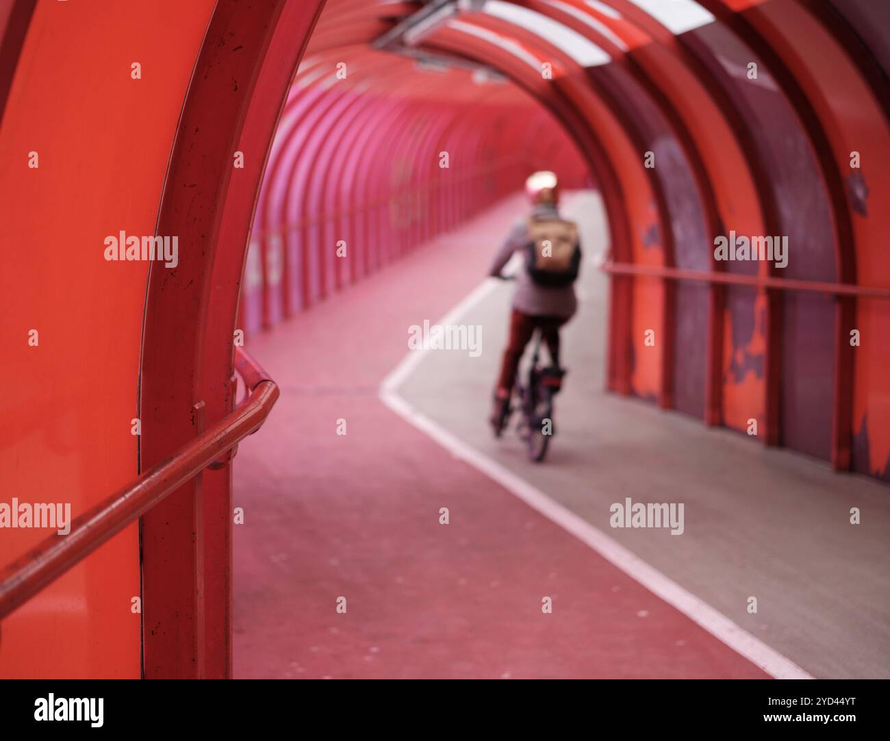 Pendelnde Radfahrer Auf Dem Urban Walkway Stockfoto