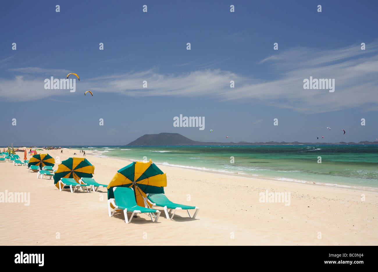 Der Strand von Corralejo, Fuerteventura Insel. Isla de Lobos im Hintergrund. Stockfoto