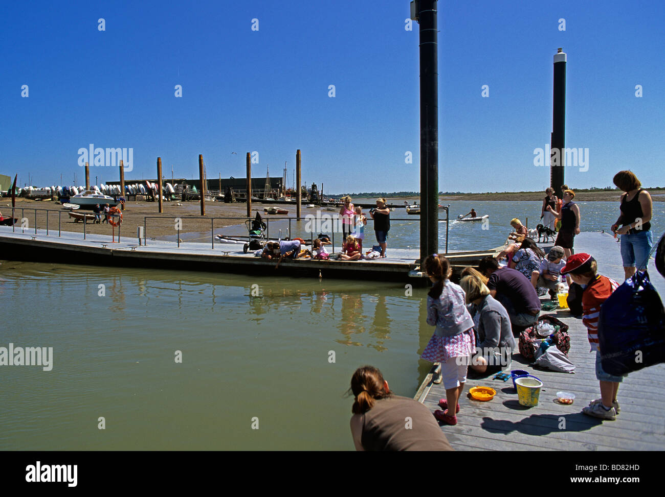 Kinder und Eltern aus der kommunalen Verdrehungen dock am Brightlingsea auf dem Fluss Colne in Essex Stockfoto