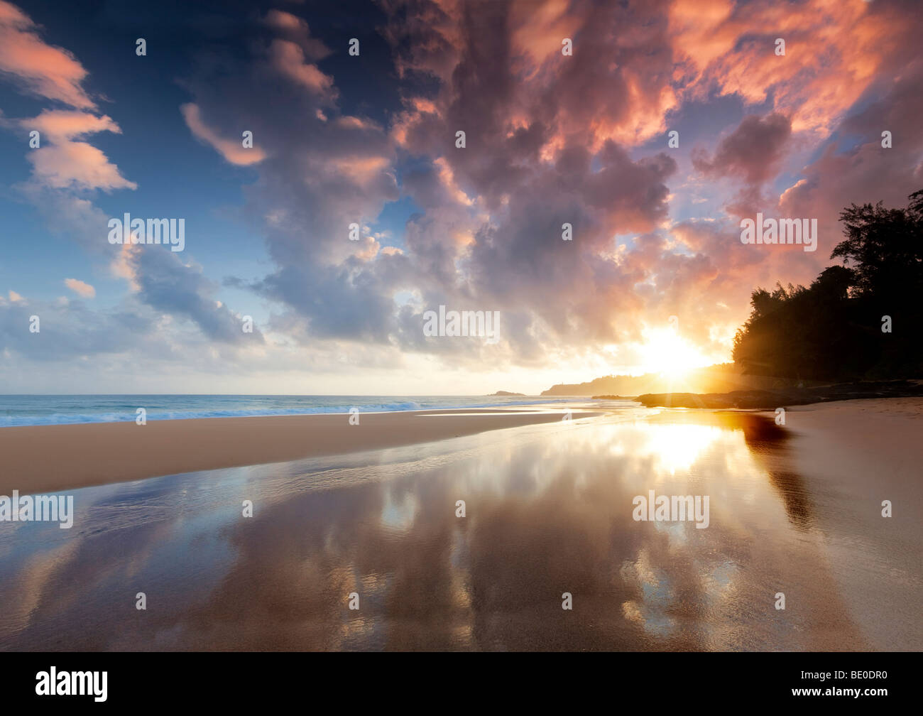 Sonnenaufgang bei Ebbe am Secret Beach. Kauai, Hawaii. Stockfoto