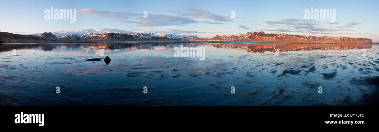 Fluss-Mündung & Berge, Dyrhólaey, nr Vik, Island Stockfoto