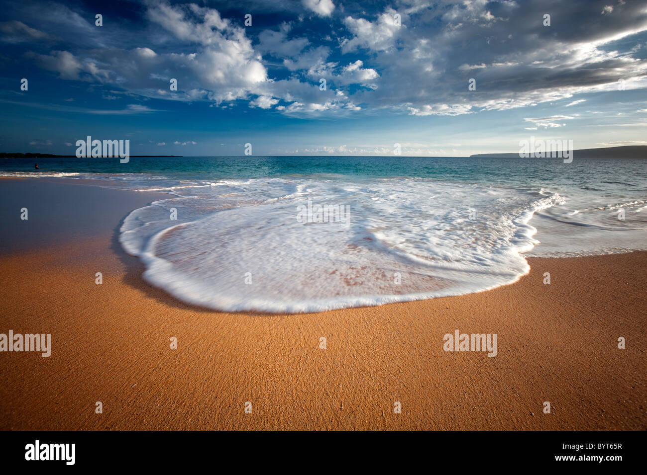 Strand, Wellen und Wolken. Maui, Hawaii. Stockfoto