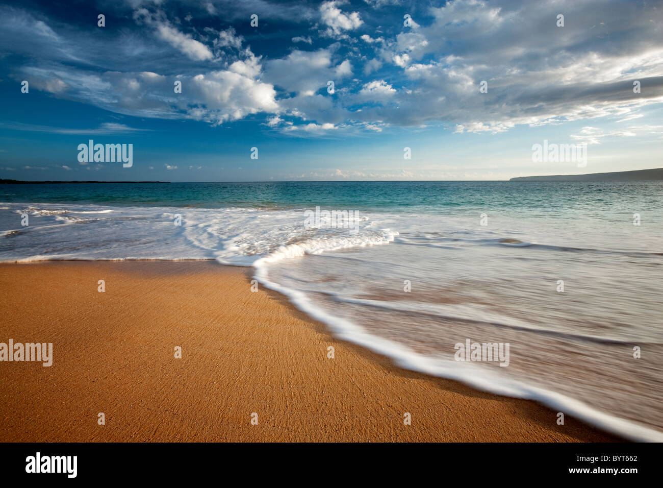 Strand, Wellen und Wolken. Maui, Hawaii. Stockfoto