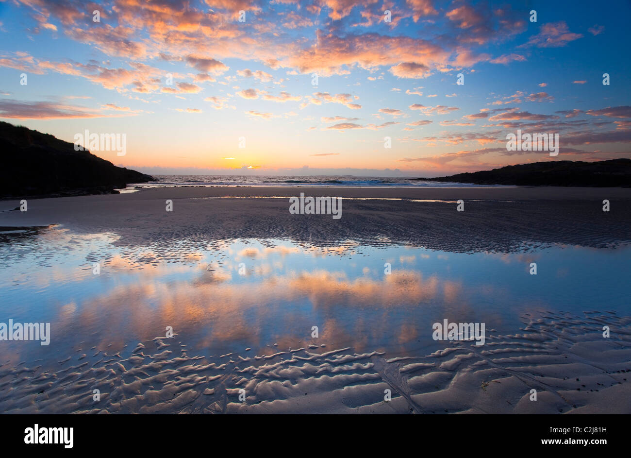 Am Abend Strand Reflexionen in False Bay, Connemara, County Galway, Irland. Stockfoto