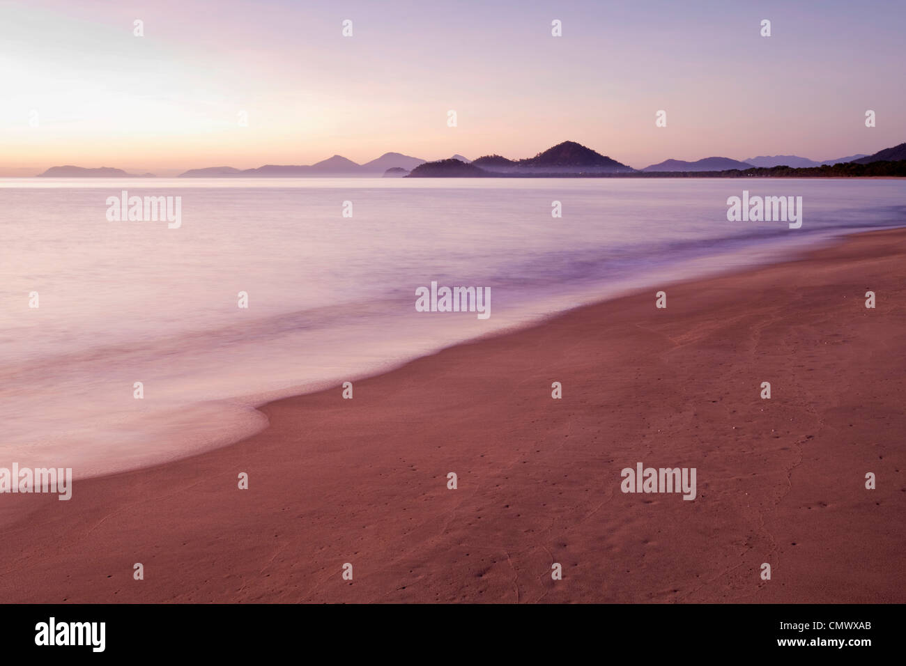 Blick entlang der Strand in der Dämmerung. Machans Beach, Cairns, Queensland, Australien Stockfoto