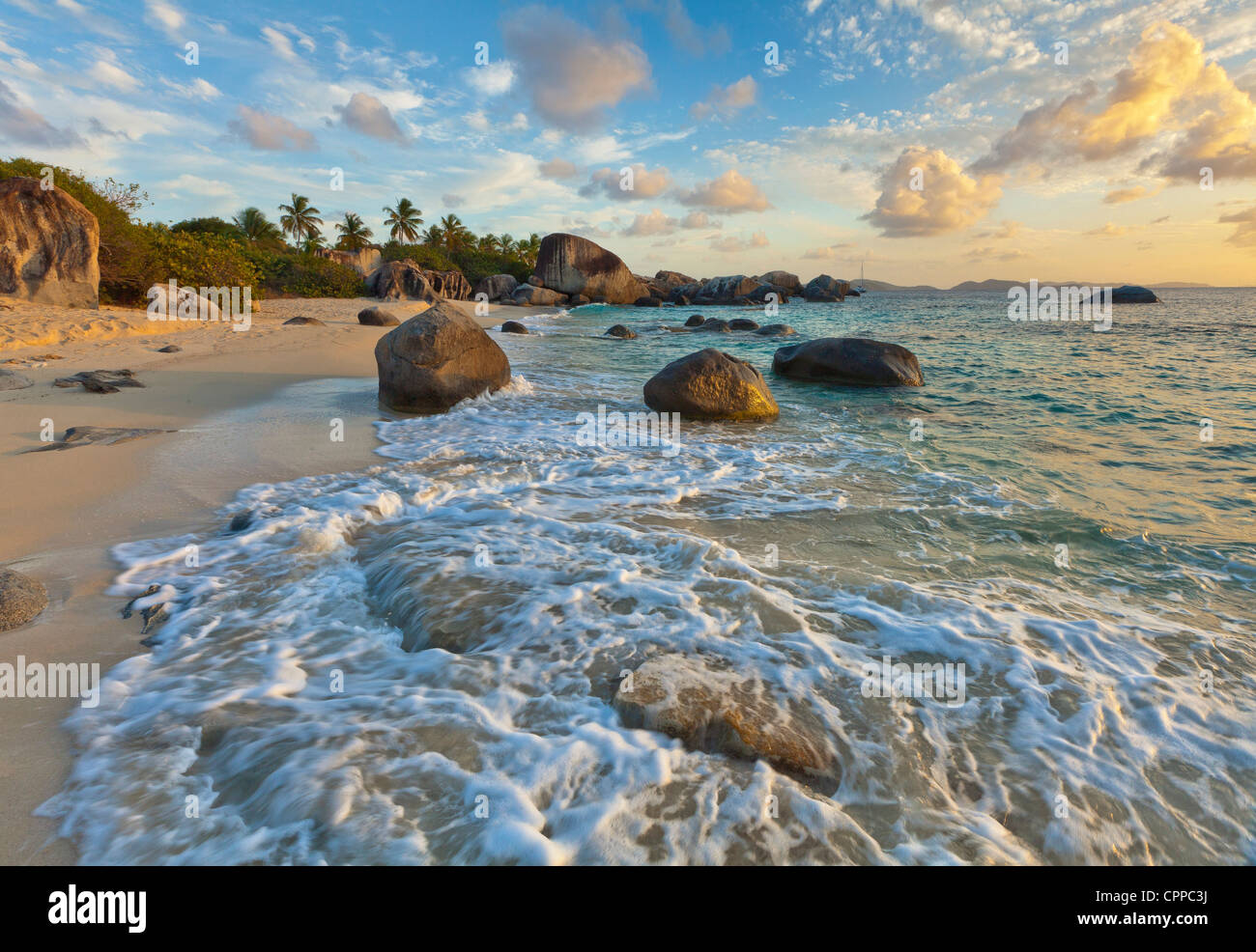 Virgin Gorda, Britische Jungferninseln, Karibik Abendlicht auf die Surf und Rock Muster am Strand der kleinen Trunk Bay Stockfoto