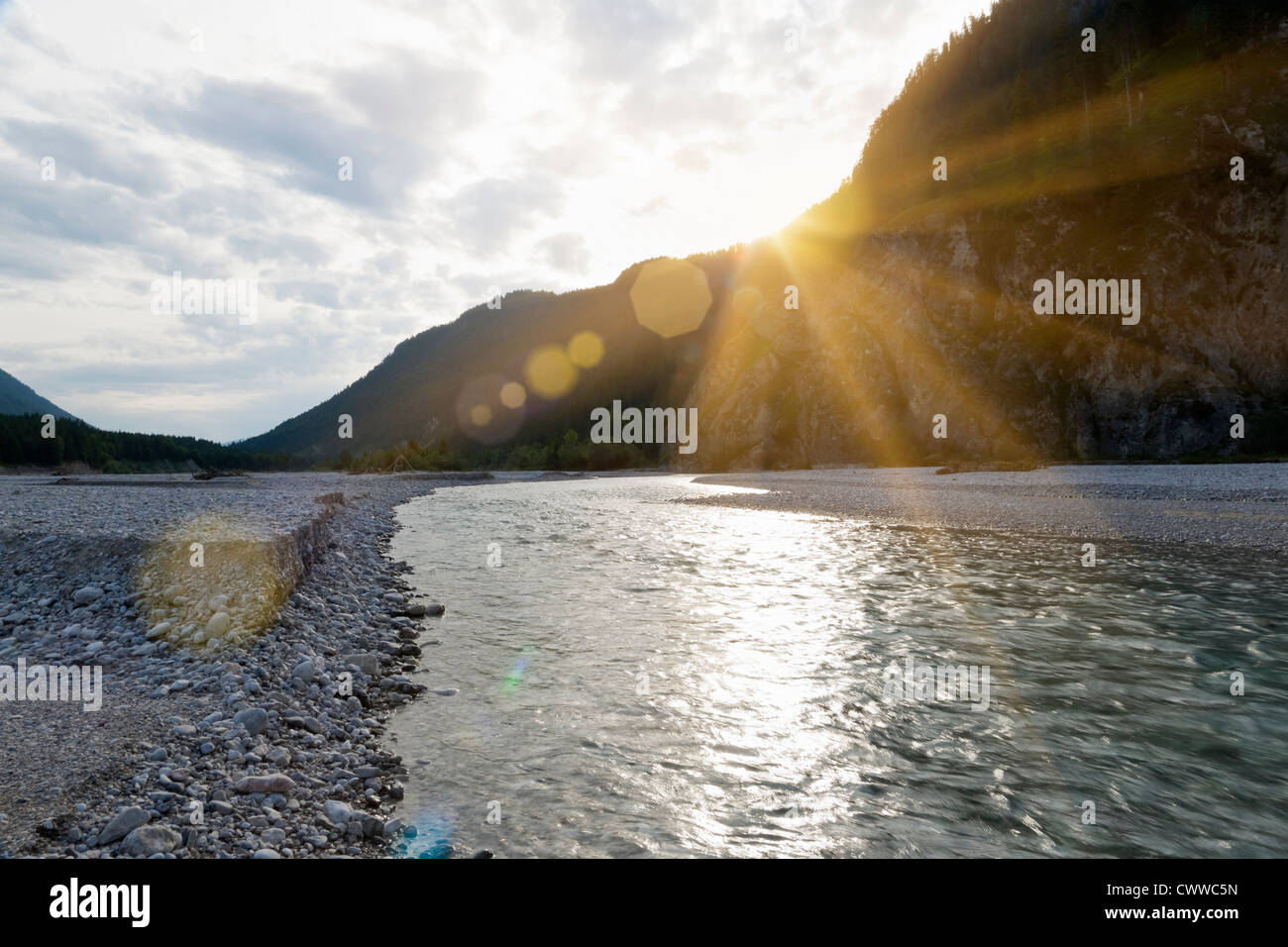 Sonnenuntergang über Rocky river Stockfoto