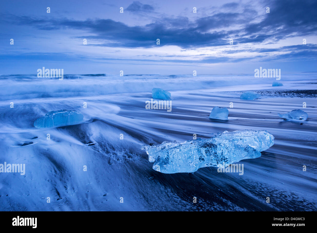 Eis und Wellen am Jökulsárlón Strand, Süd-Island. Winter (Januar) 2013. Stockfoto