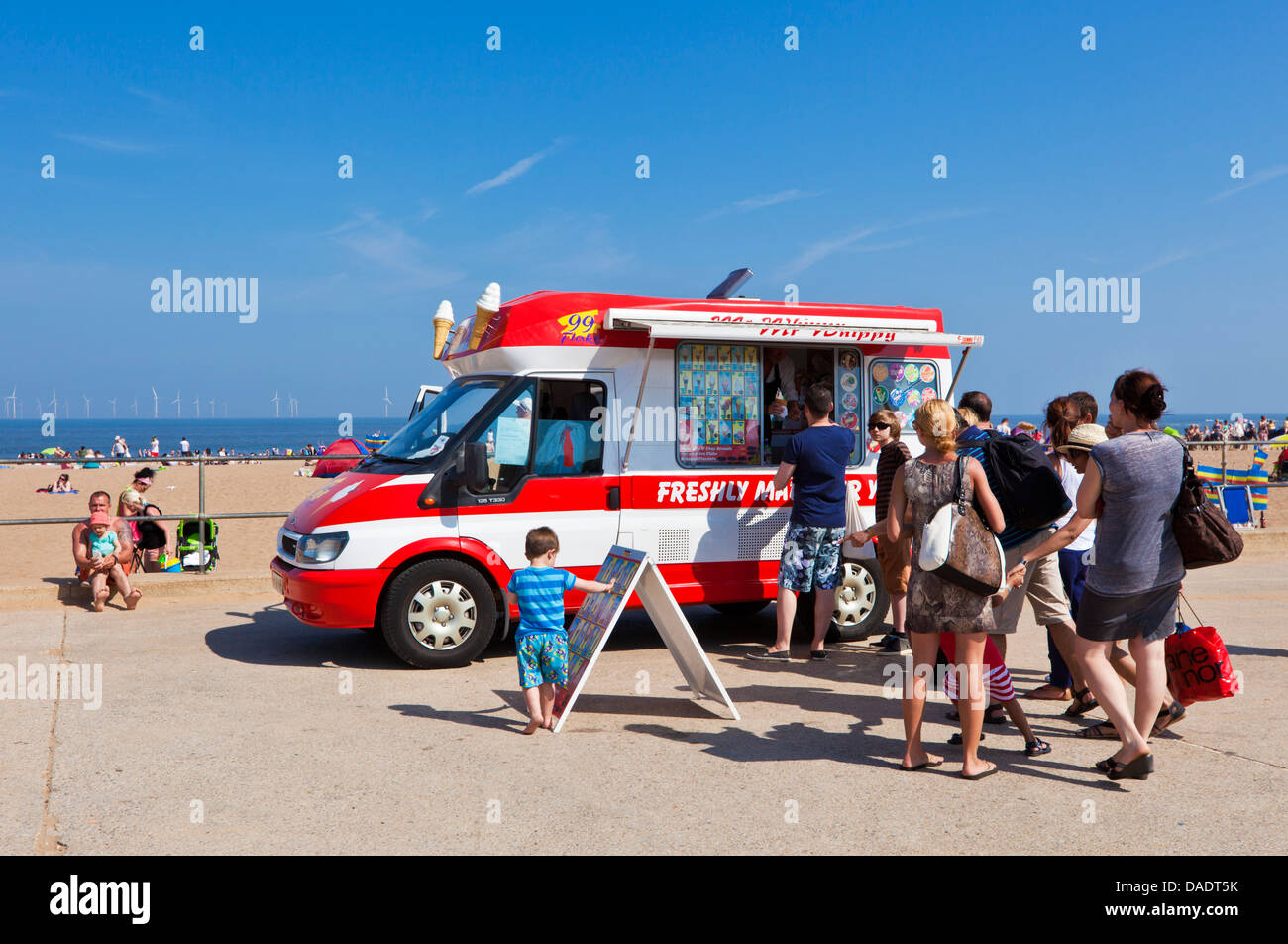 Menschen Schlange stehen für ein Eis von einem Eiswagen geparkt auf Skegness Strandpromenade Lincolnshire England UK GB EU Europa Stockfoto