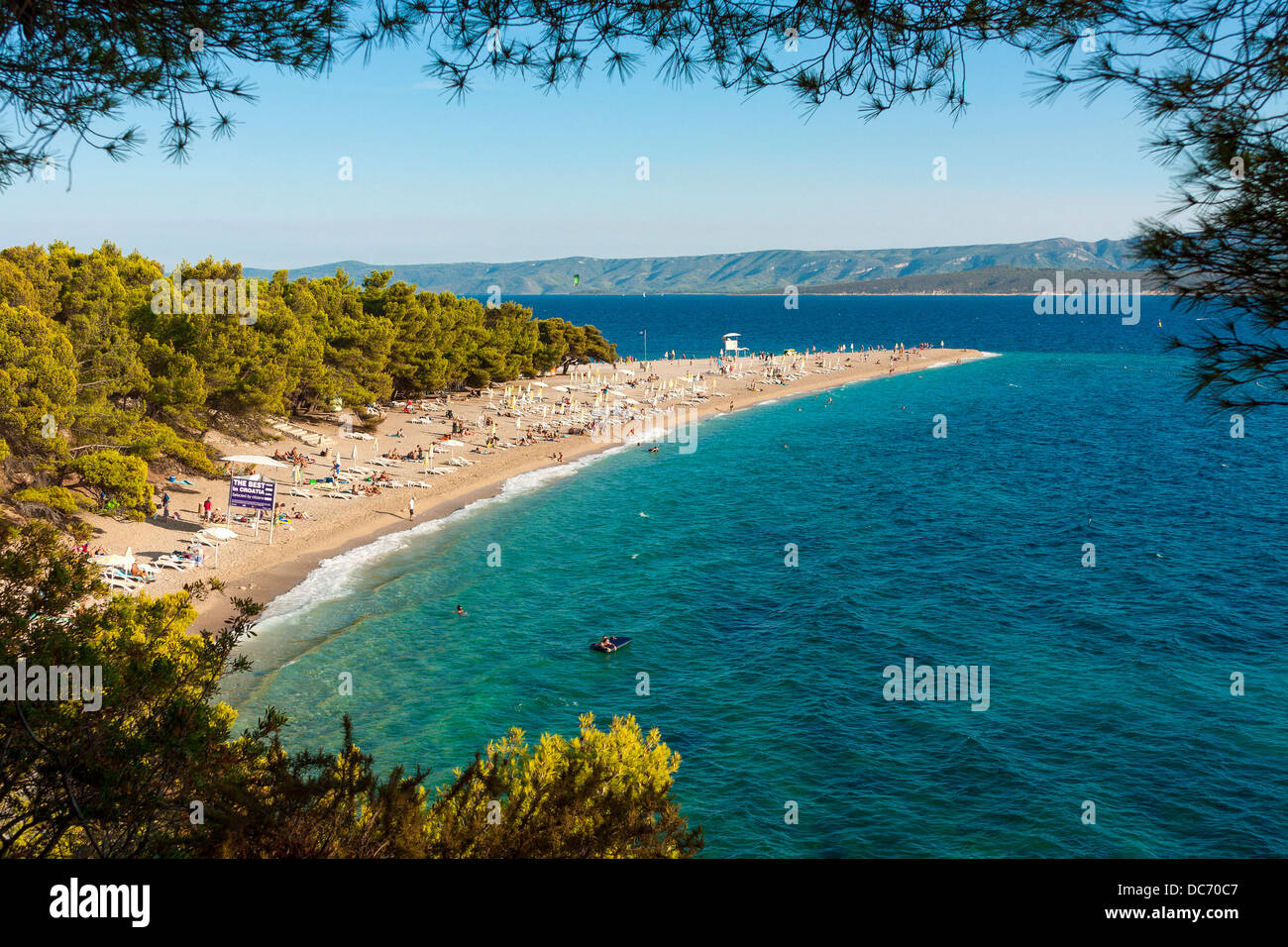 Touristen am Strand Zlatni Rat in Bol auf der Insel Brač, Kroatien Stockfoto