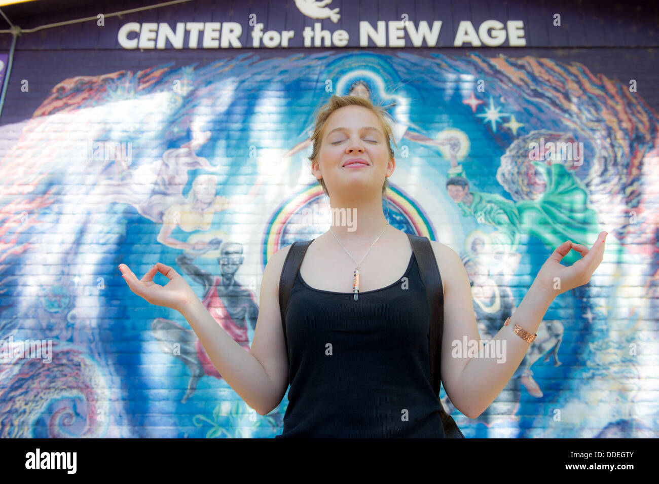 Frau, meditieren infront von Zentrum für die New-Age Poster Sedona, Arizona Stockfoto