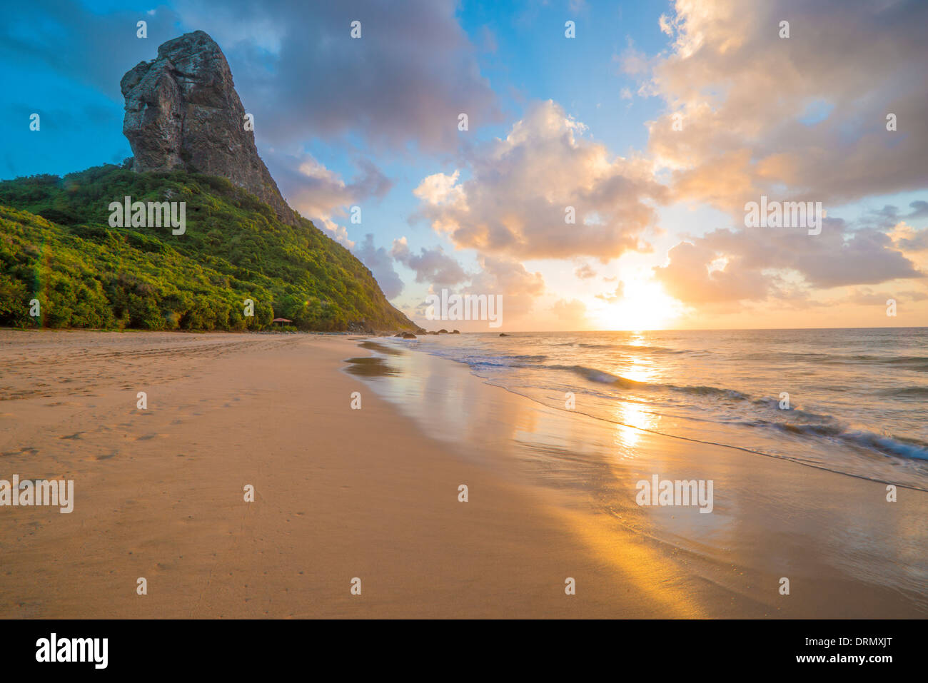 Sonnenuntergang am Berg Pico über Boldro Strand Fernando De Noronha Meeresnationalpark Brasilien Atlantik UNESCO-Welterbe Stockfoto