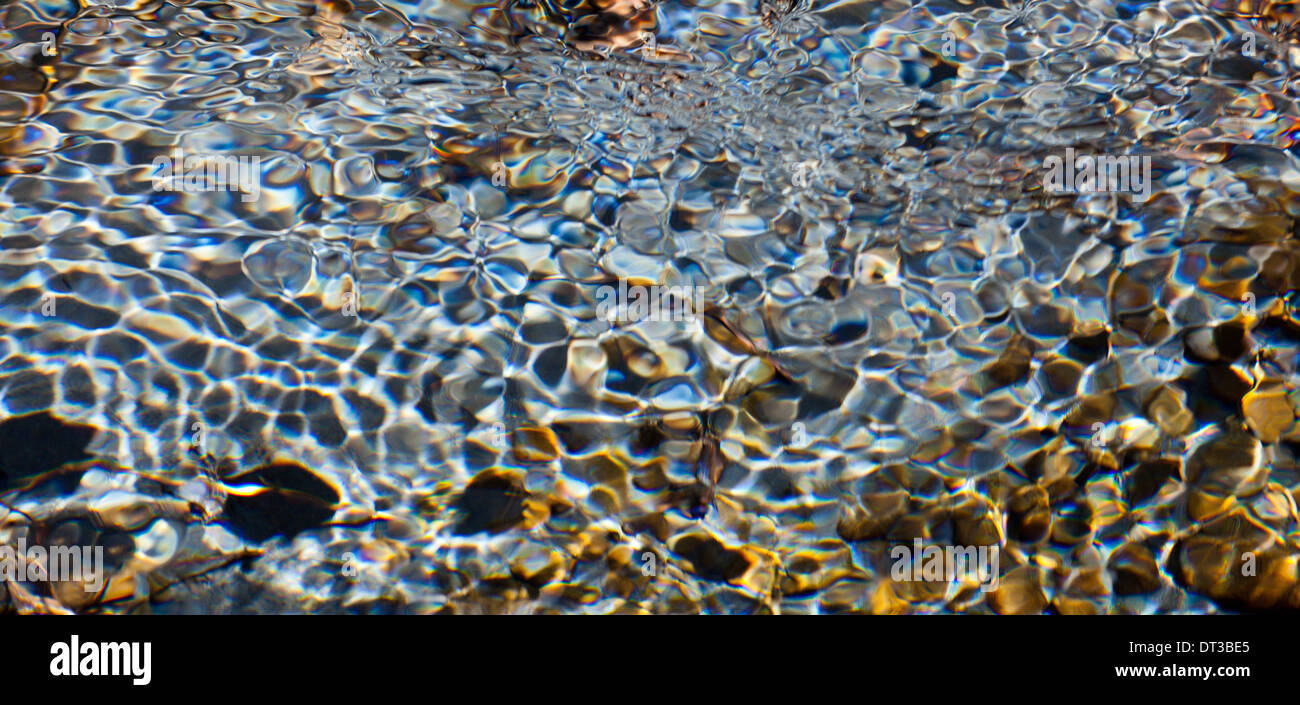 Licht und Schatten auf Wellen in einem flachen Abschnitt des Sol Duc River, Olympic Nationalpark, Washington, USA Stockfoto