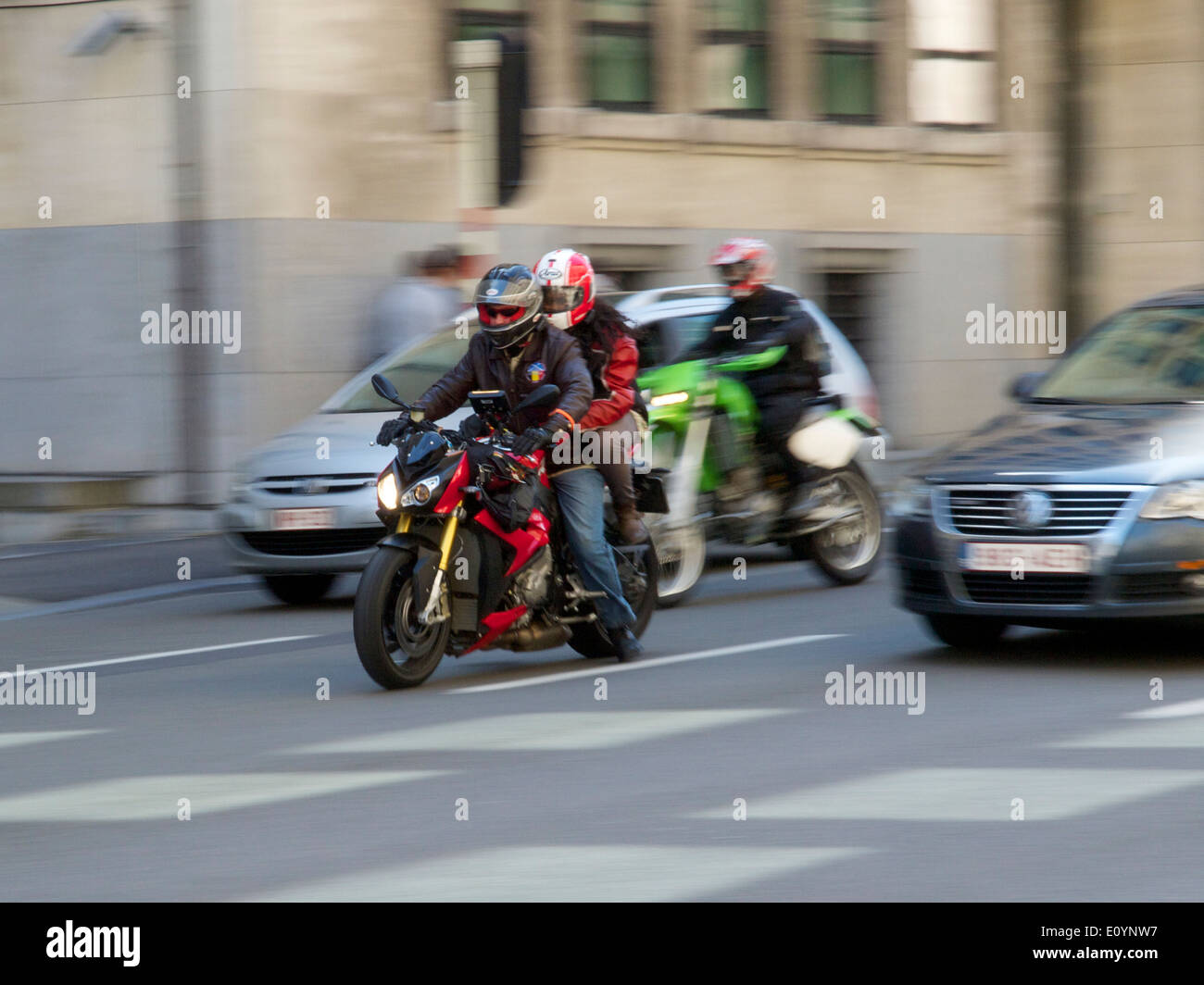 Pendeln mit dem Motorrad auf der Wetstraat in Brüssel, Belgien, eines der am stärksten überlasteten Städte in Europa Stockfoto