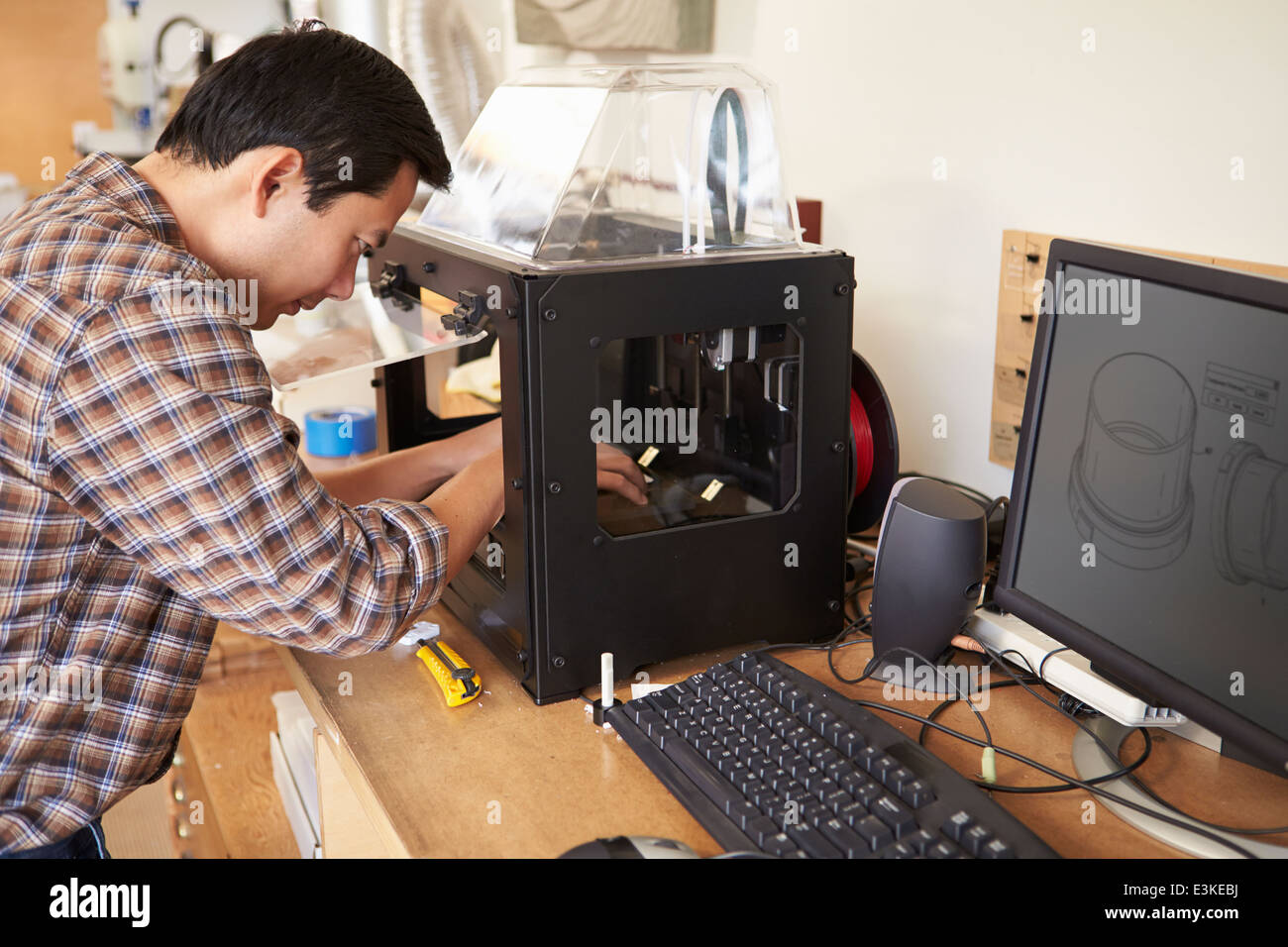 Männliche Architekt mit 3D Drucker im Büro Stockfoto