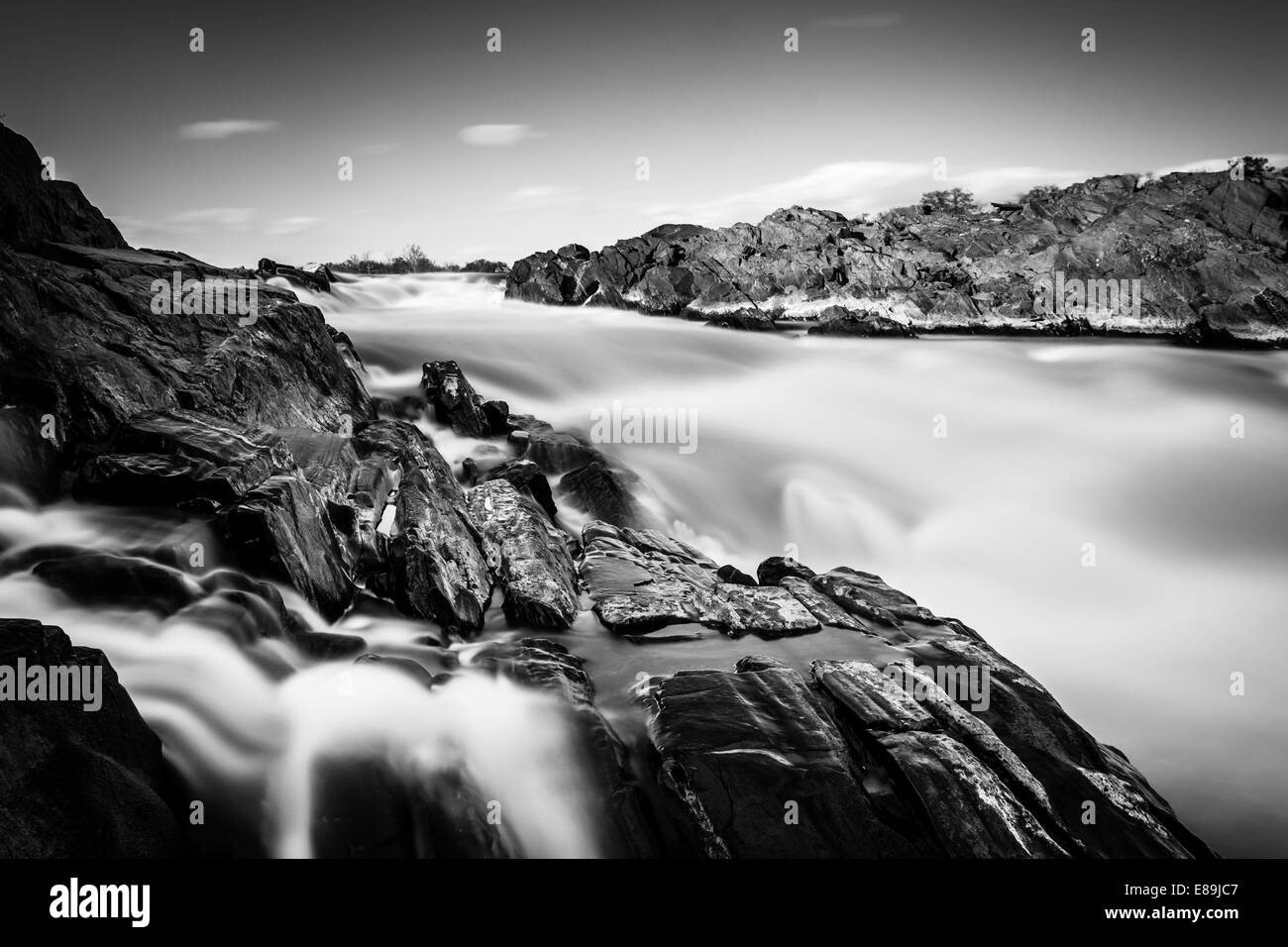 Langzeitbelichtung von Kaskaden auf dem Potomac River in Great Falls Park, Virginia. Stockfoto