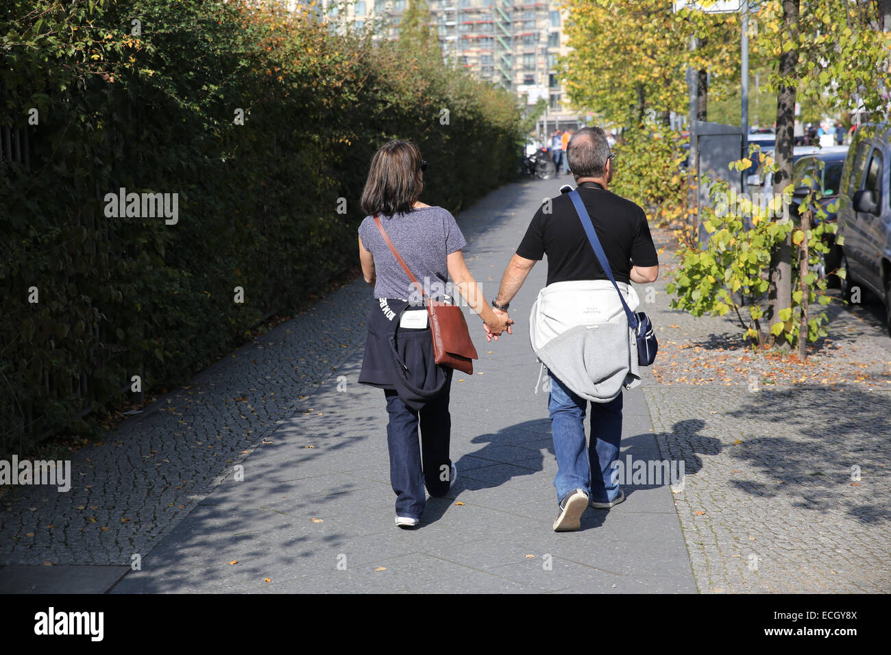 mittleren Alters paar halten hängen zu Fuß die Straße Berlin Deutschland Europa Stockfoto