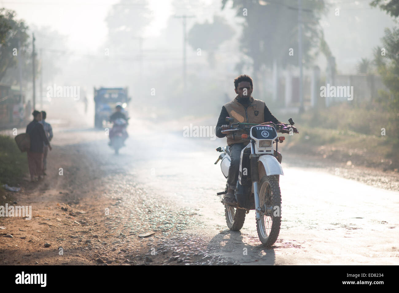 Durch den frühen Morgen Smog, Loikaw Arbeitsweg Stockfoto