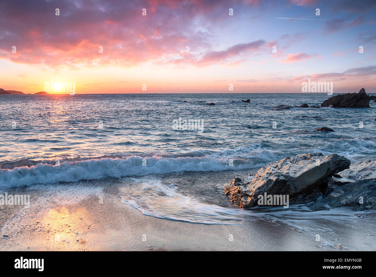 Schöner Strand bei Sonnenuntergang Stockfoto