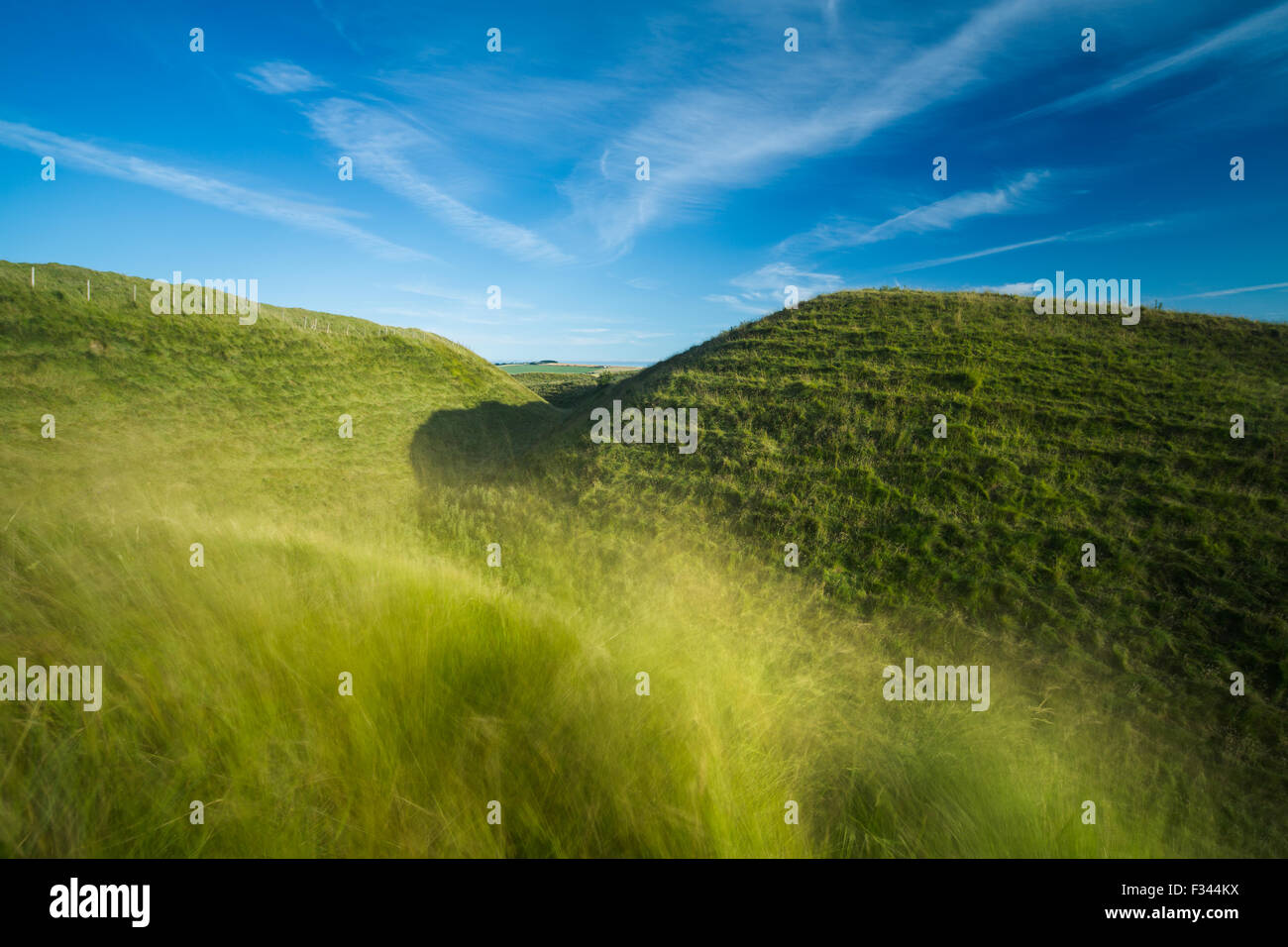 der westlichen Stadtmauer von Maiden Castle, eine Wallburg der Eisenzeit in der Nähe von Dorchester, Dorset, England, UK Stockfoto