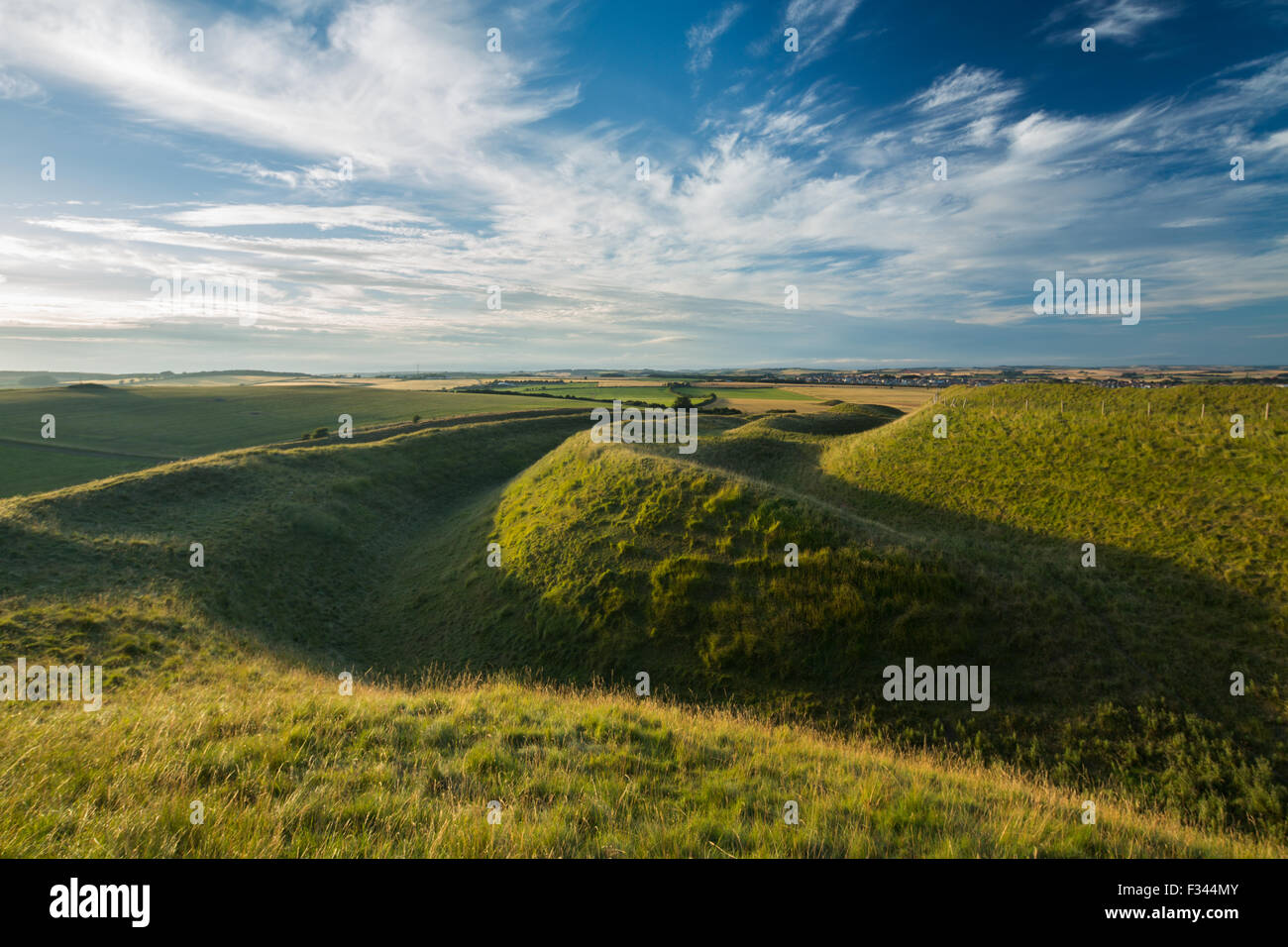 der westlichen Stadtmauer von Maiden Castle, eine Wallburg der Eisenzeit in der Nähe von Dorchester, Dorset, England, UK Stockfoto