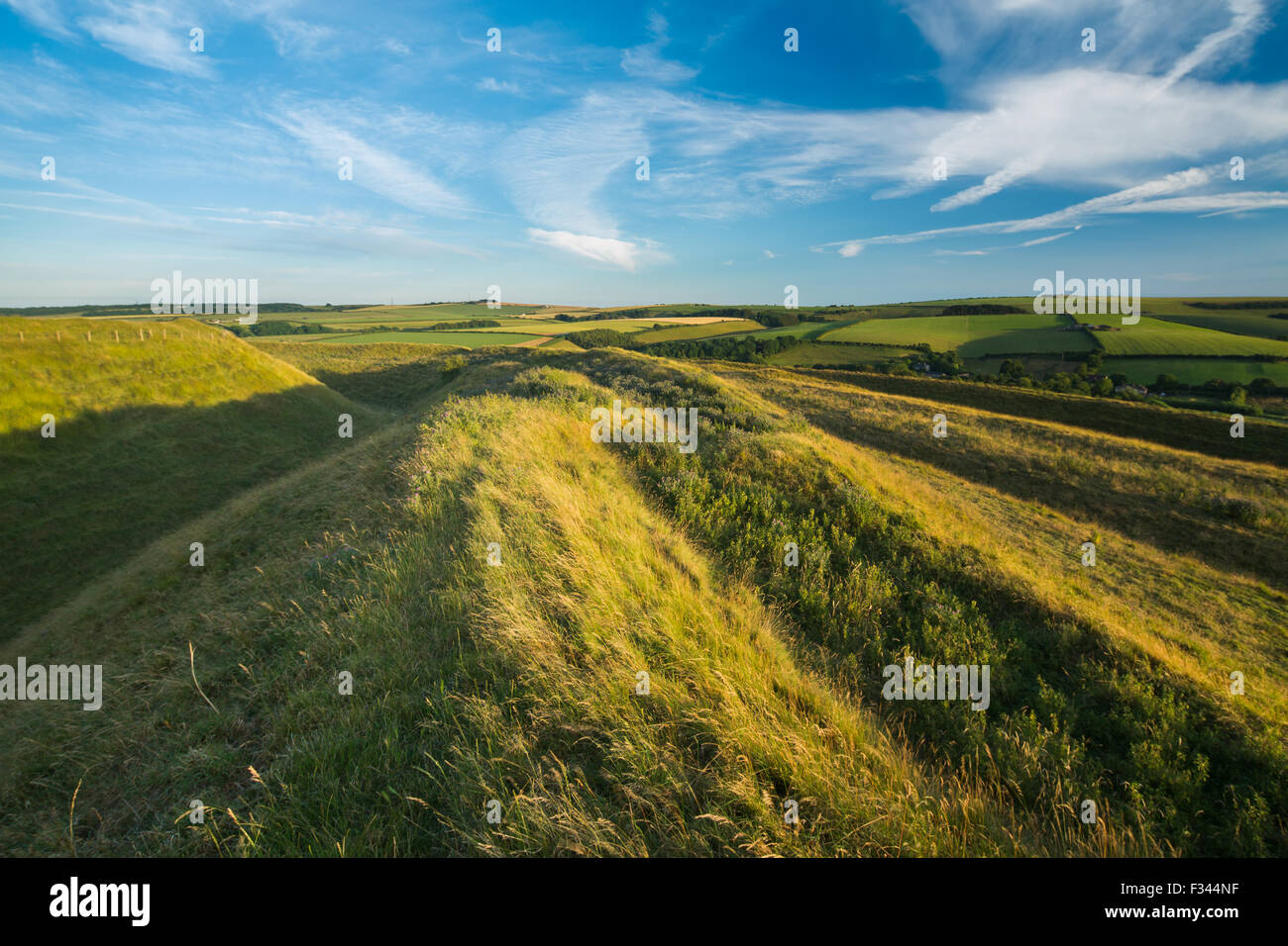 der westlichen Stadtmauer von Maiden Castle, eine Wallburg der Eisenzeit in der Nähe von Dorchester, Dorset, England, UK Stockfoto