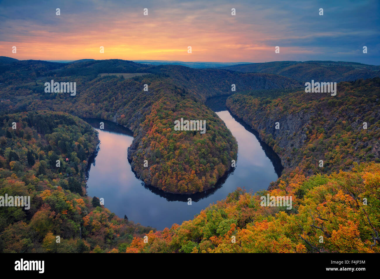 Herbst Flussbiegung. Wunderschöne Mäander der Moldau in der Tschechischen Republik im Herbst Sonnenuntergang. Stockfoto