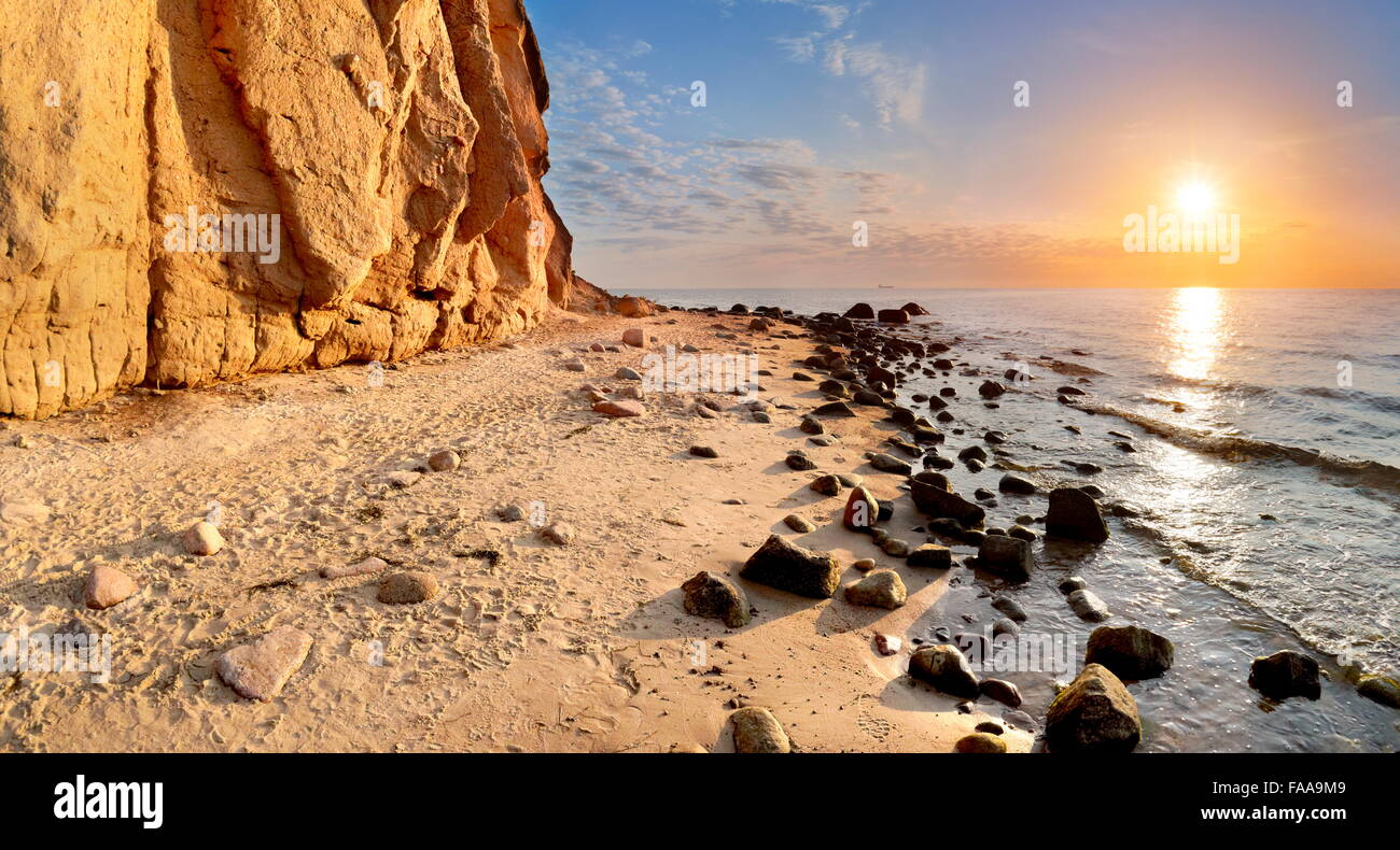 Sonnenaufgang am Ostseestrand in der Nähe von Gdynia, Polen Stockfoto