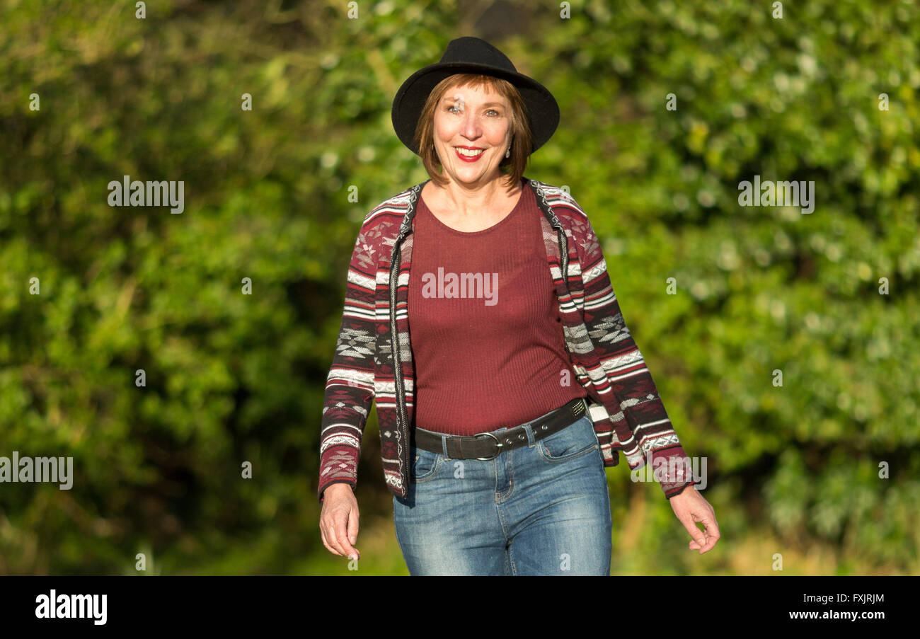 Porträt der Frau mittleren Alters im freien Stockfoto