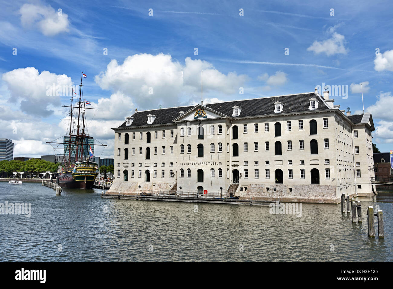 Maritime Museum (Het Scheepvaart Museum) Amsterdam, Oosterdok Rekonstitution eines Handelsschiffes des niederländischen Goldenen Zeitalters von 18. Stockfoto