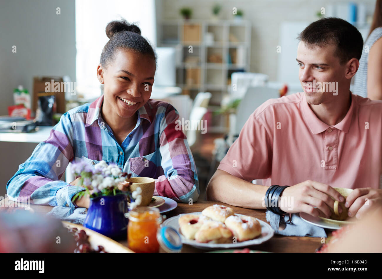 Freunde von Tabelle Stockfoto