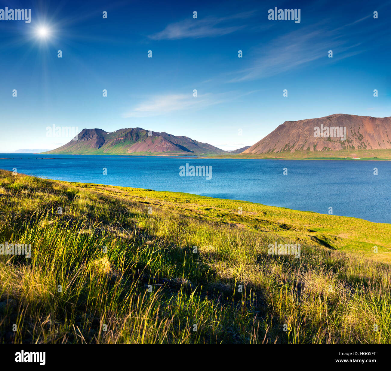 Typische isländische Landschaft mit vulkanischen Bergen und reines Wasserfluss. Sonnigen Sommermorgen in der West-Küste von Island. Stockfoto