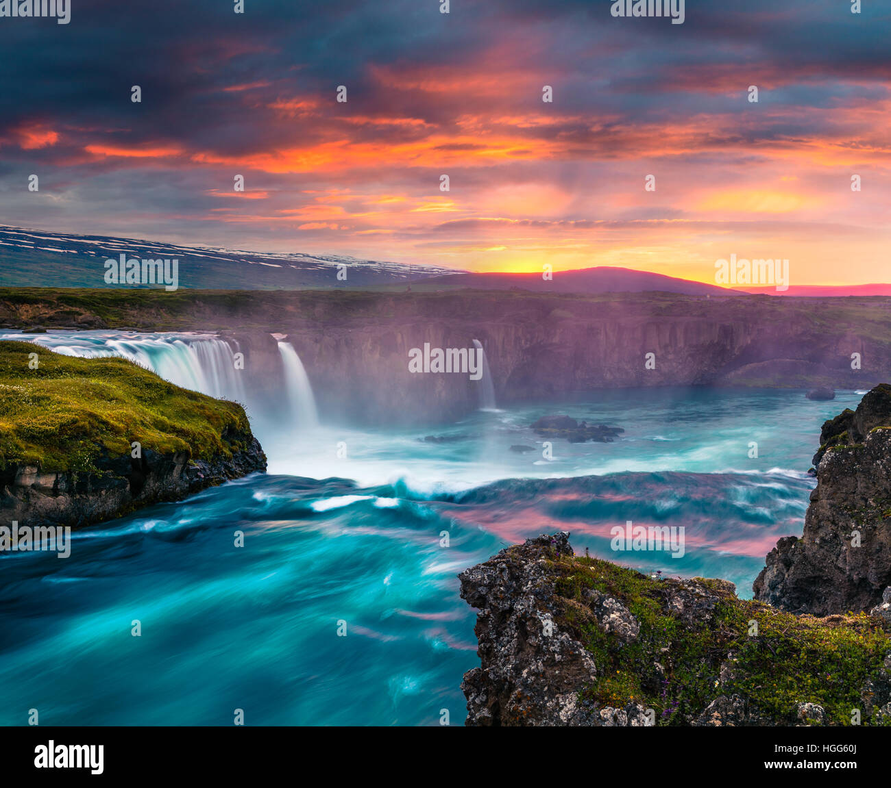 Sommer-morgen-Szene auf den Godafoss-Wasserfall. Farbenprächtigen Sonnenuntergang am Skjalfandafljot Fluss, Island, Europa. Stockfoto