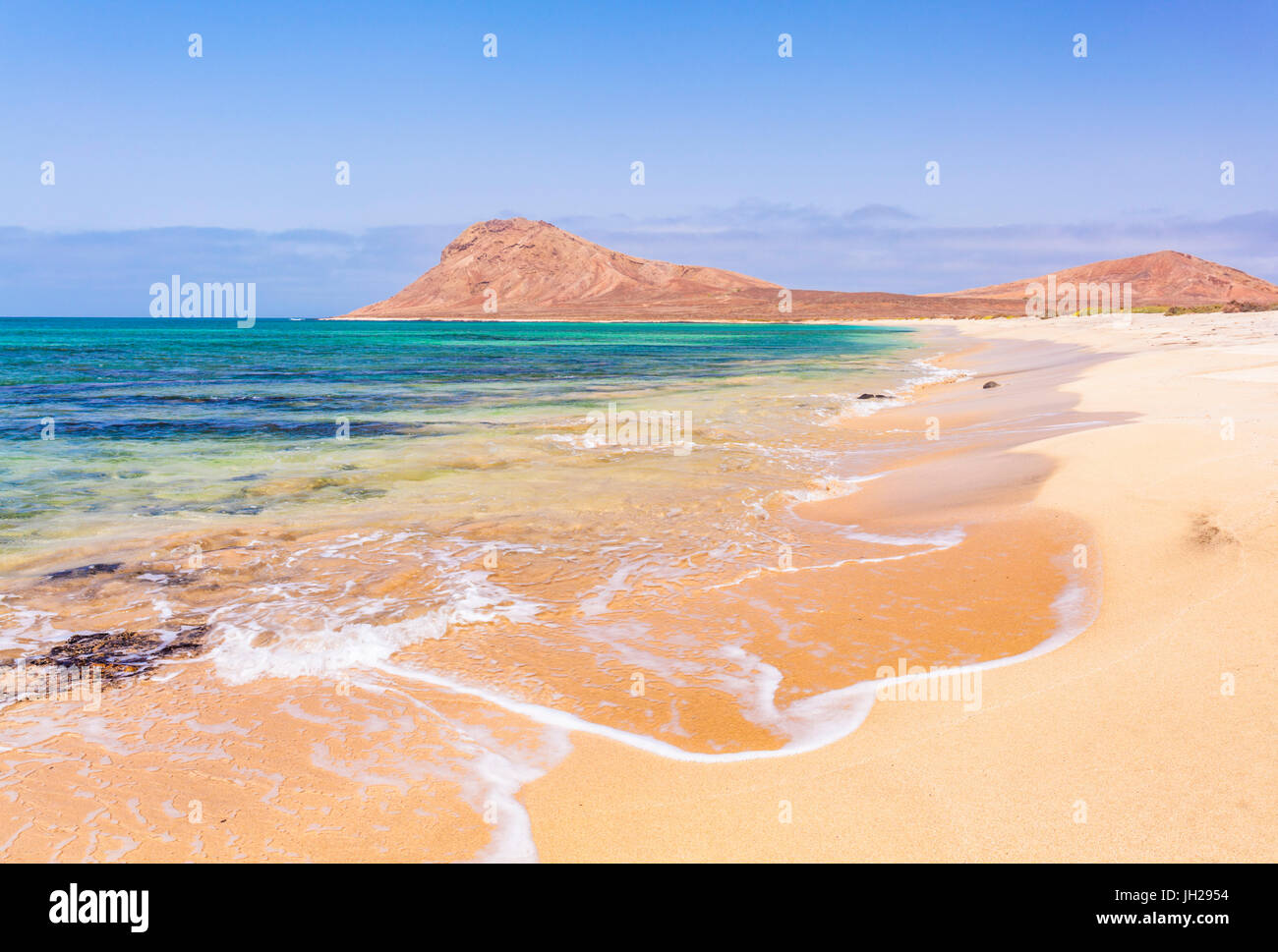 Leeren Sandstrand und die Bucht in der Nähe von Monte Leão Berg (Löwen schlafen), Insel Sal, Kap Verde, Atlantik, Afrika Stockfoto