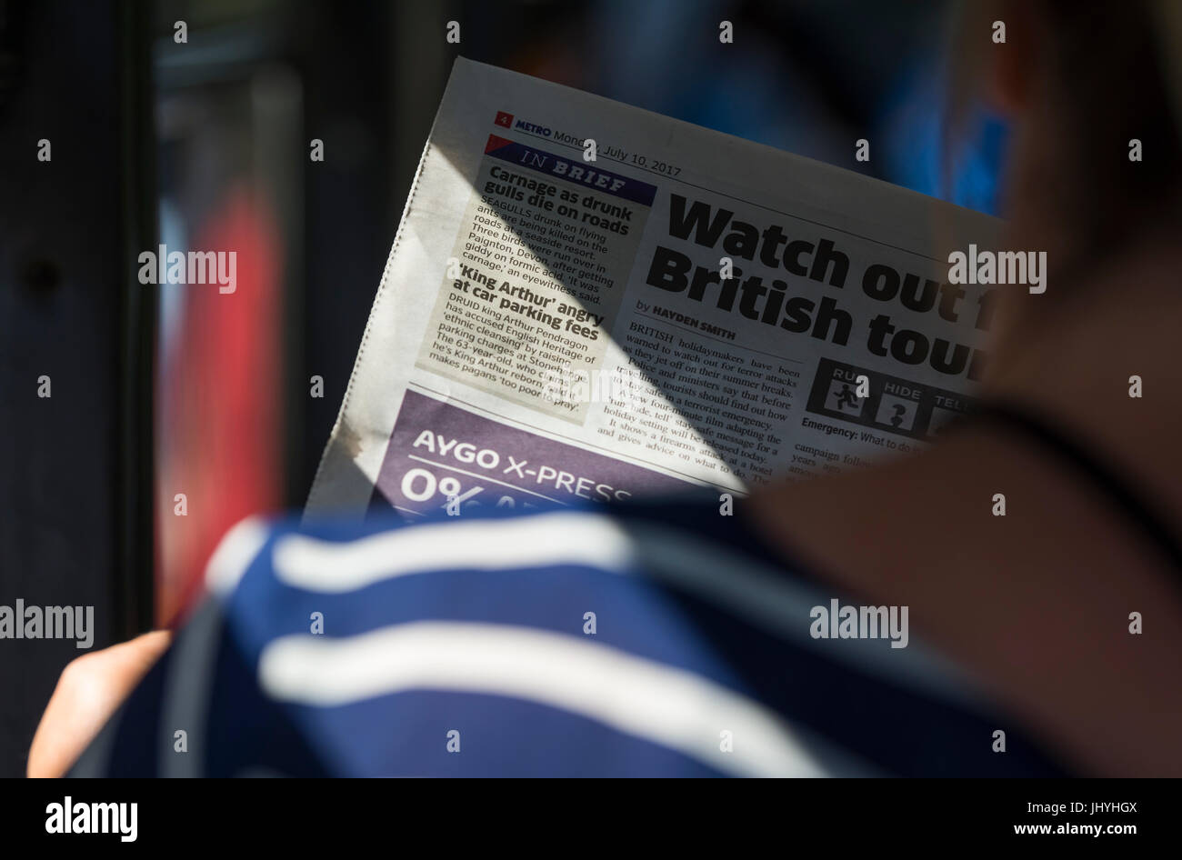 Pendeln zur Arbeit in einem Bus, die Metro, eine kostenlose Zeitung im Vereinigten Königreich zu lesen. Stockfoto