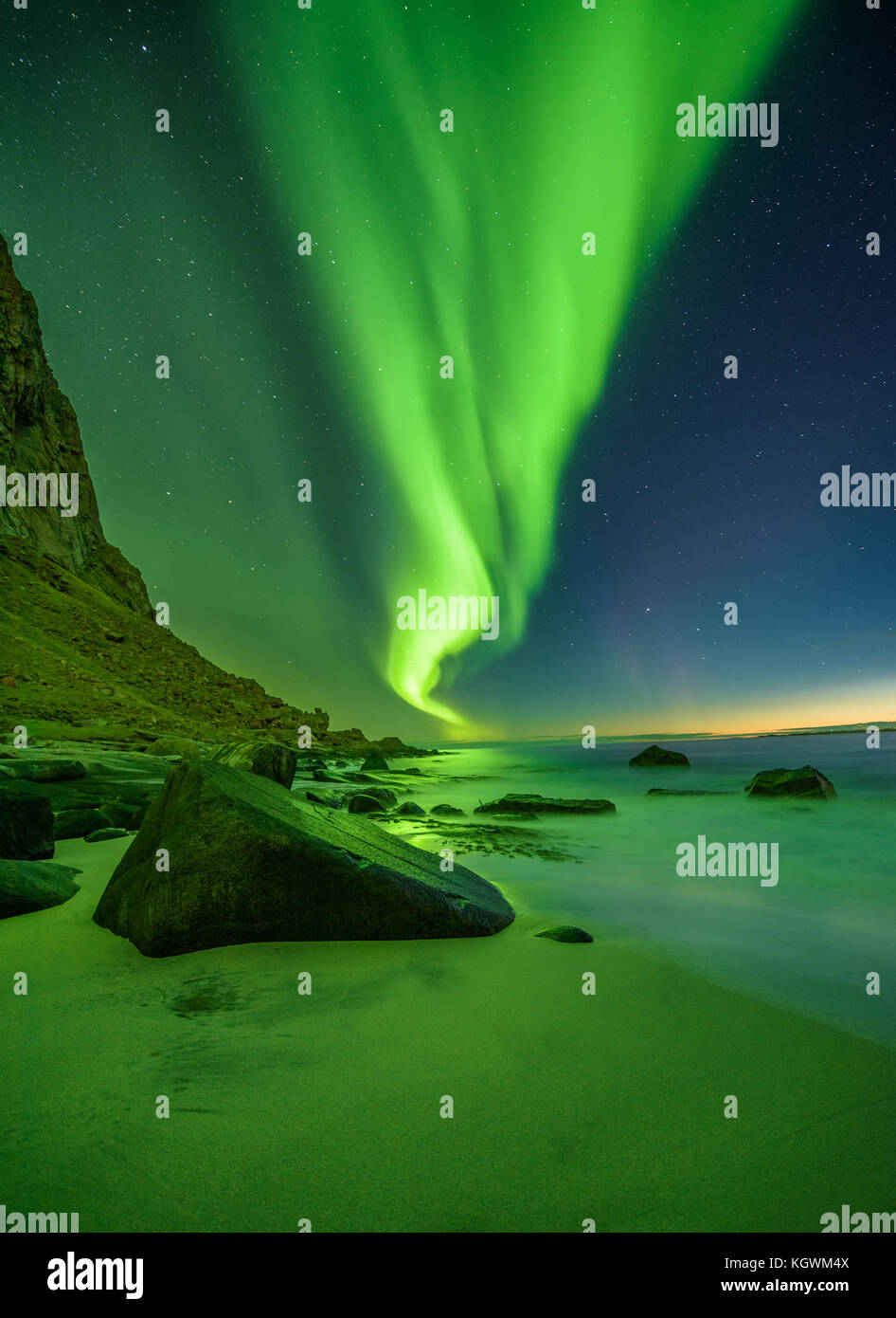 Strand in der Lofoten in Norwegen mit Northern Lights Stockfoto