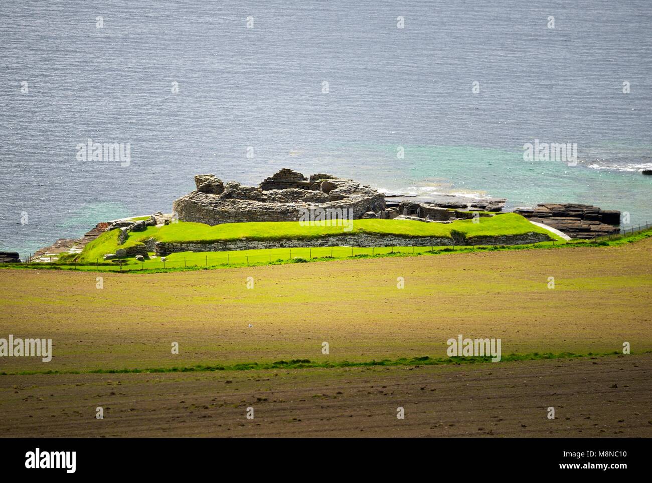 Midhowe Eisenzeit broch und Dorf archäologische Stätte auf der Insel Rousay. Suche SW zu Eynhallow Sound, Orkney, Schottland. Mitte Howe Stockfoto