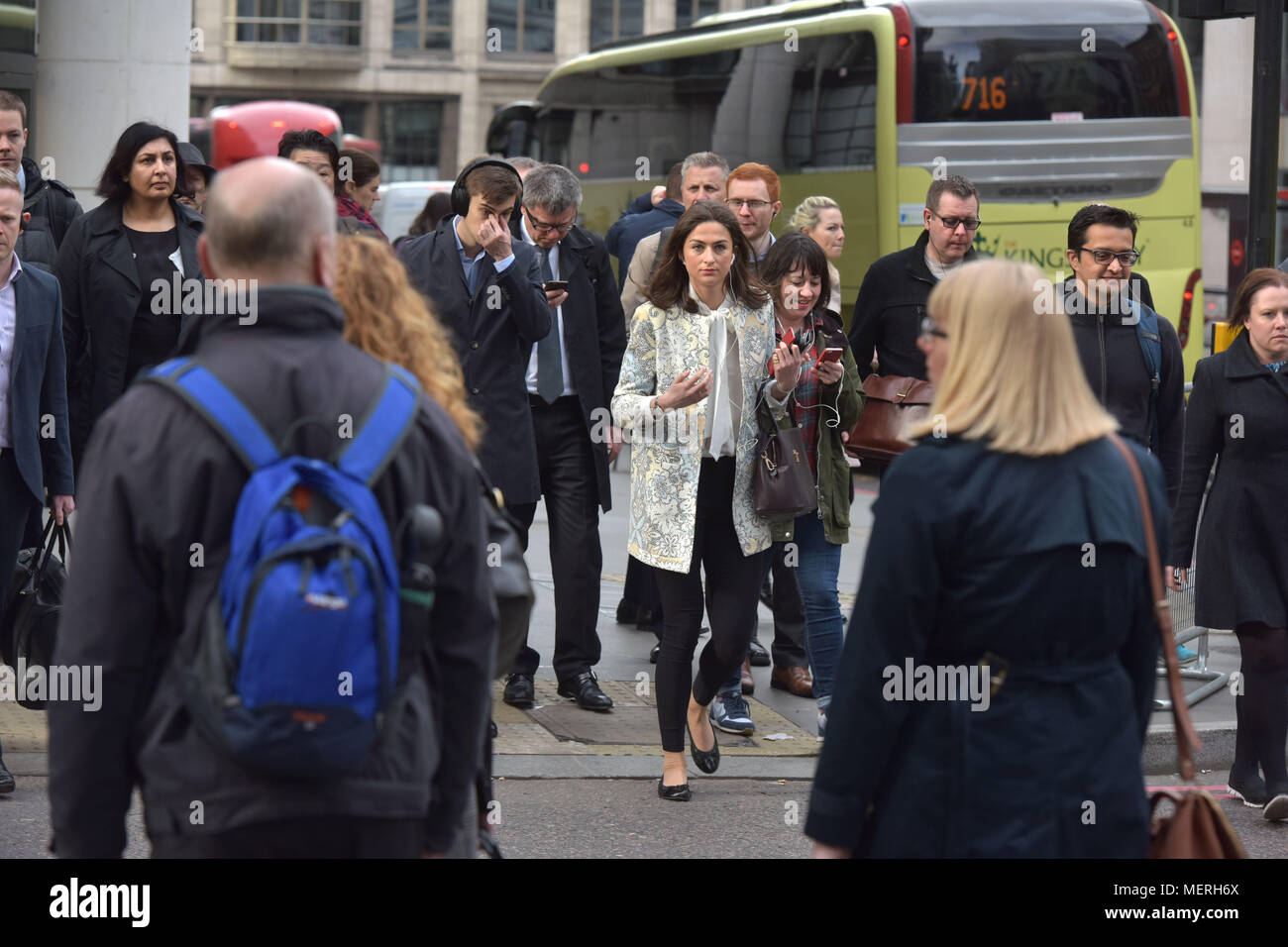 Büro Arbeitnehmer Pendeln während des morgendlichen Berufsverkehrs in der City von London zu arbeiten Stockfoto