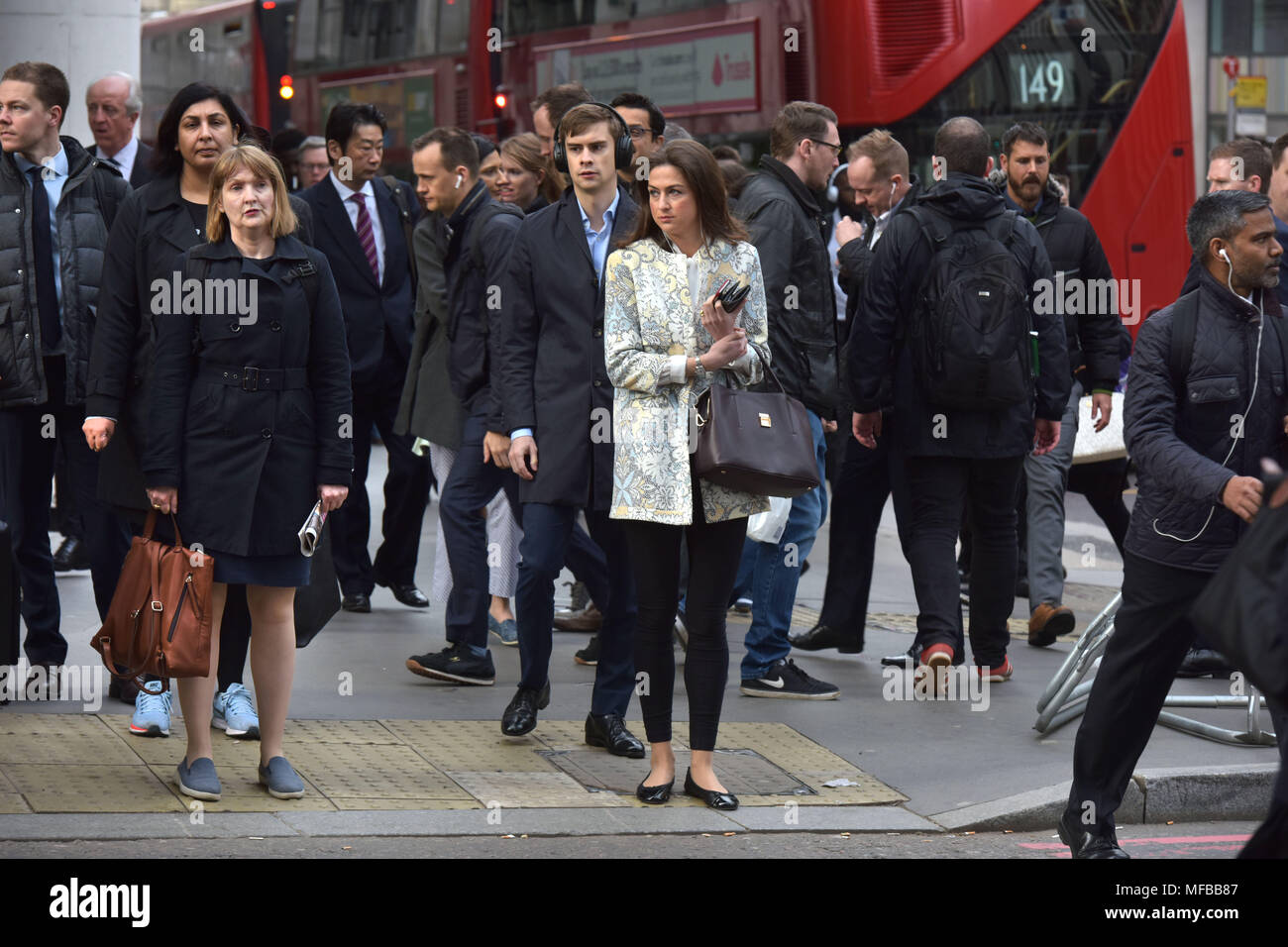 Büro Arbeitnehmer Pendeln während des morgendlichen Berufsverkehrs in der City von London zu arbeiten Stockfoto