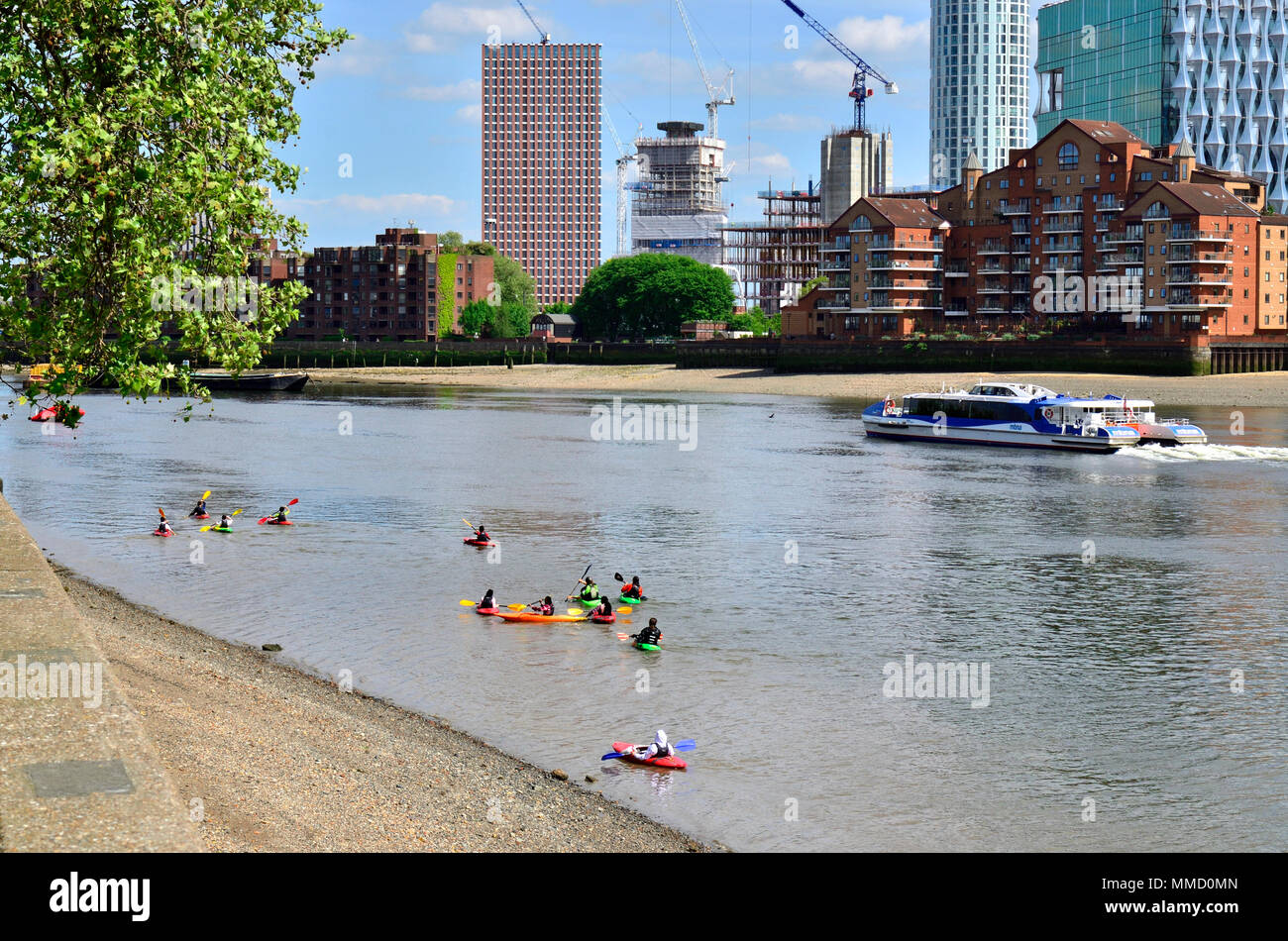 London, England, UK. Kinder Kanu auf der Themse, gegenüber Battersea Power Station Stockfoto