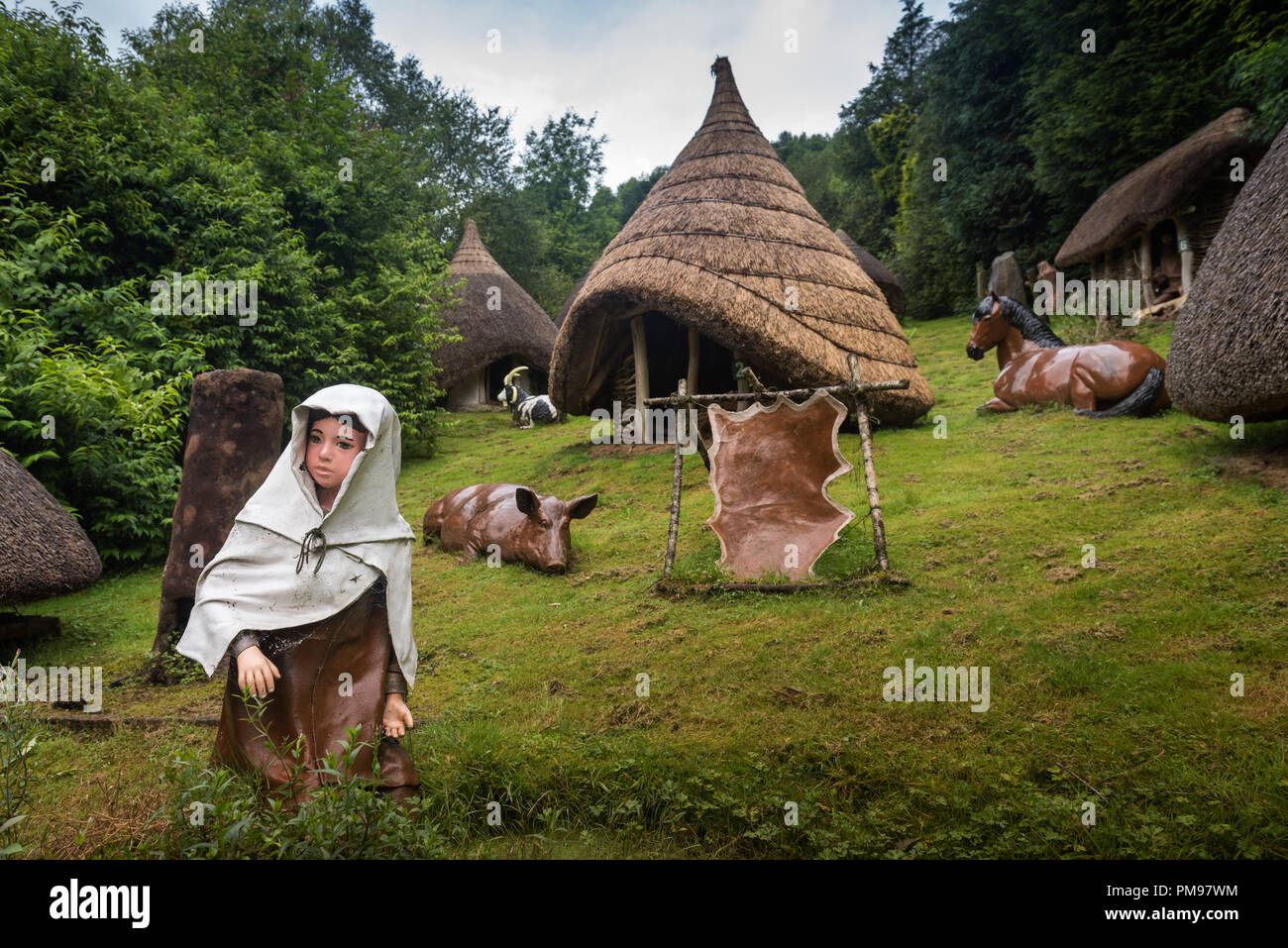 Eisenzeit Village Reconstruction, National Showcaves, Dan yr Ogof, Wales, Großbritannien Stockfoto