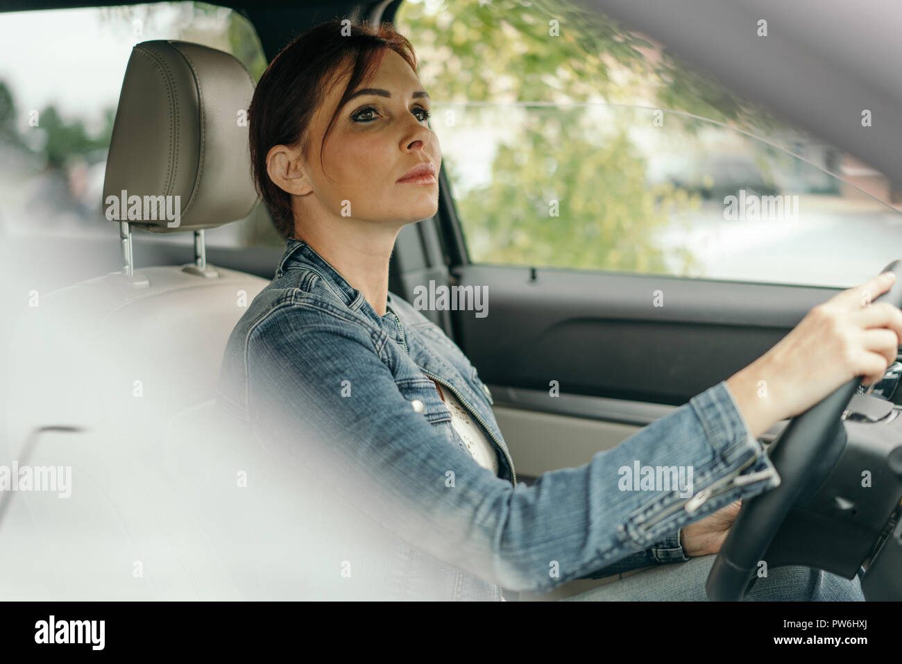 Frau Auto auf der Straße pendeln Stockfoto