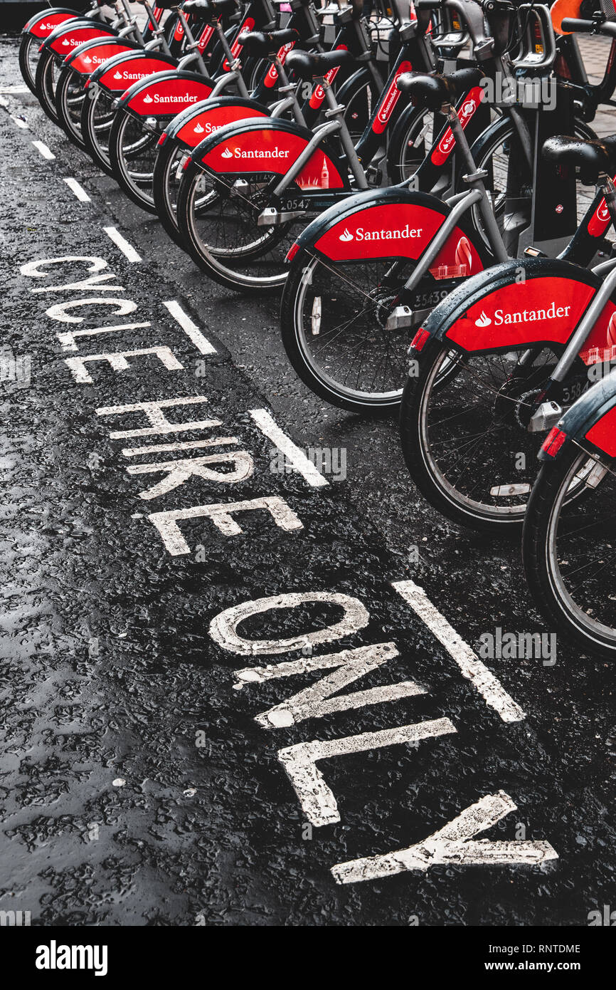 Santander London Fahrradverleih in Lade-racks geparkt, ansonsten wie Boris bikes bekannt. Für Pendler, Touristen und für Spaß, 11.500 Fahrräder zur Verfügung. Stockfoto