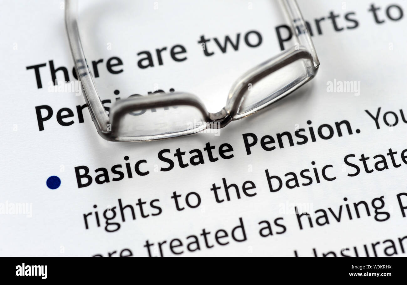 Staatliche Rente Literatur mit Brille RE PENSIONEN ALTER RUHESTAND RENTNER EINKOMMEN ETC. UK Stockfoto