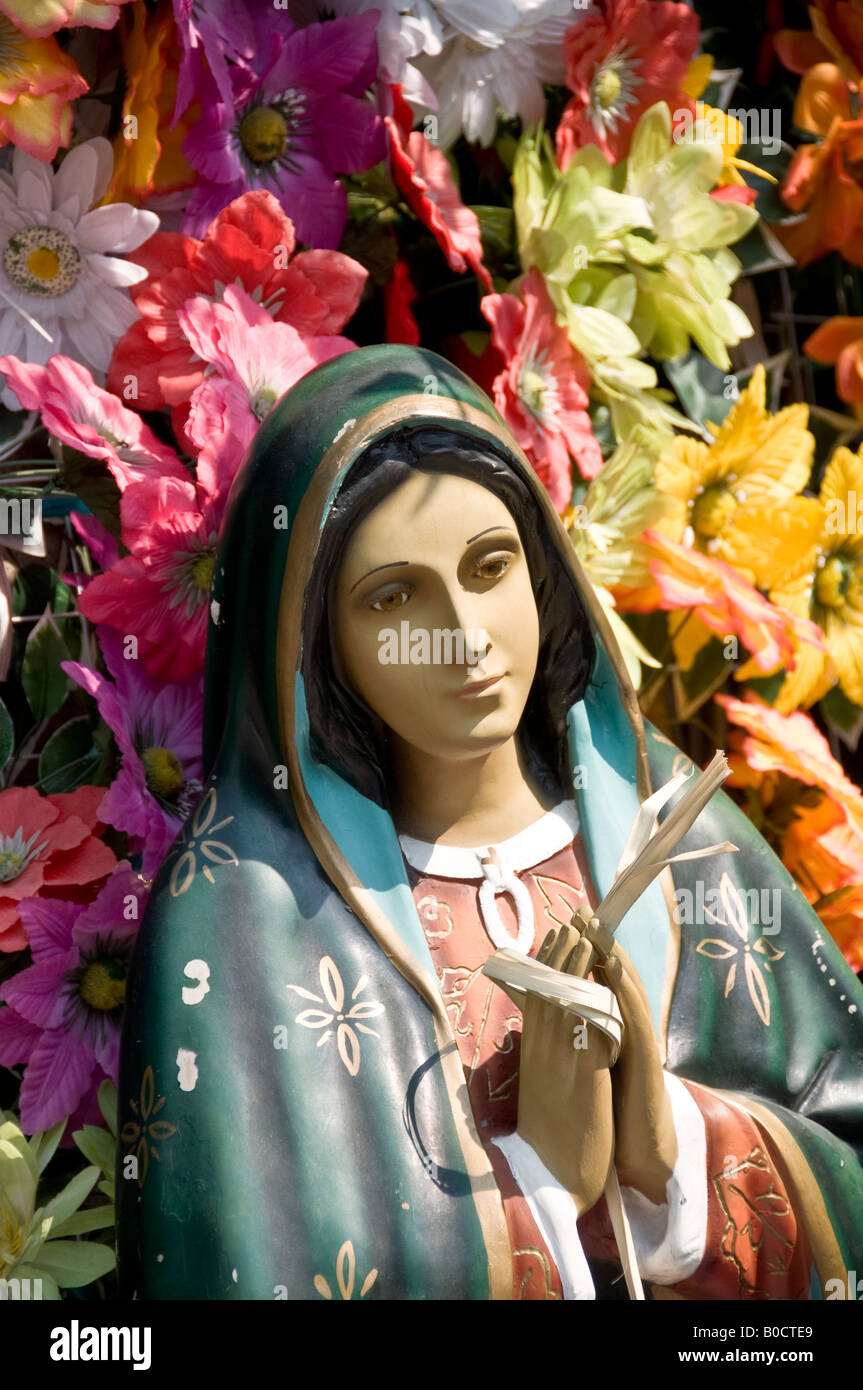 Virgen de guadalupe con flores fotografías e imágenes de alta resolución -  Alamy