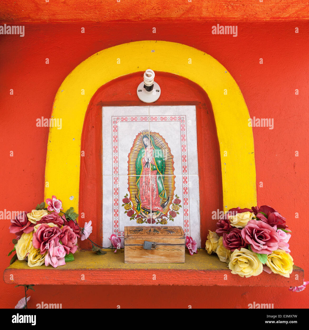 Virgen de guadalupe con flores fotografías e imágenes de alta resolución -  Alamy