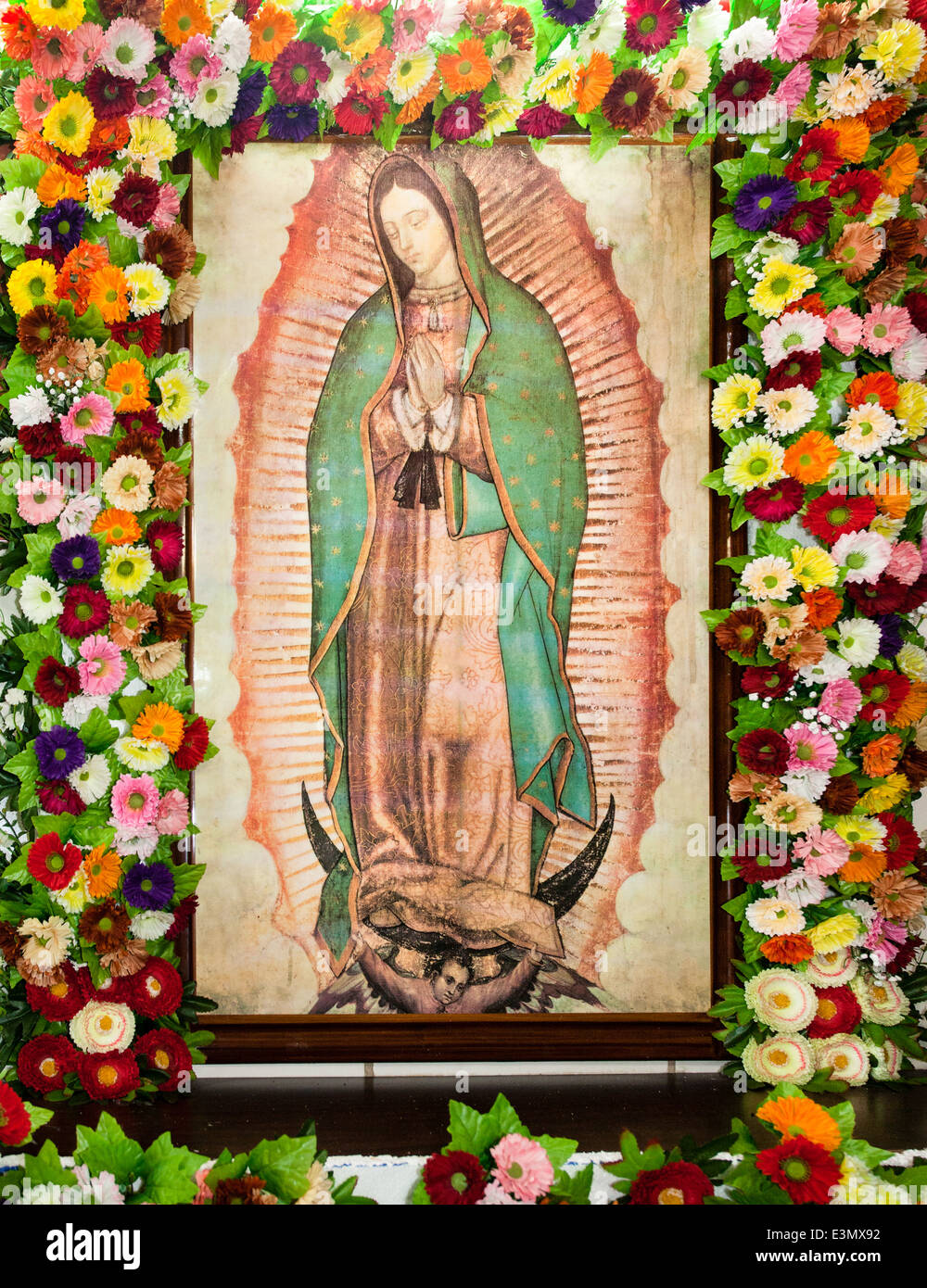 Virgen de guadalupe con flores fotografías e imágenes de alta resolución -  Alamy