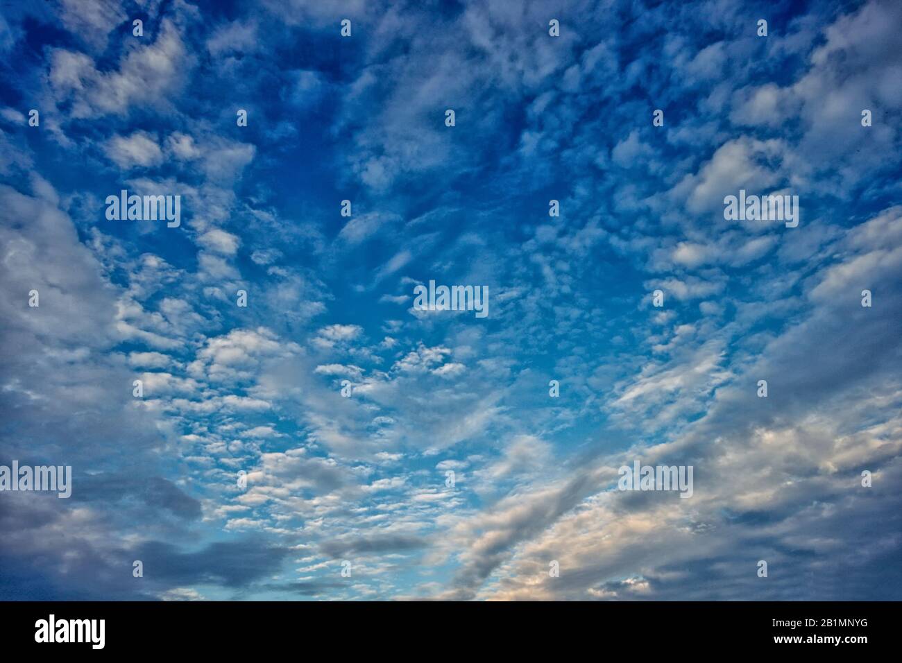 Himmel mit Wolken bleu classique Banque D'Images